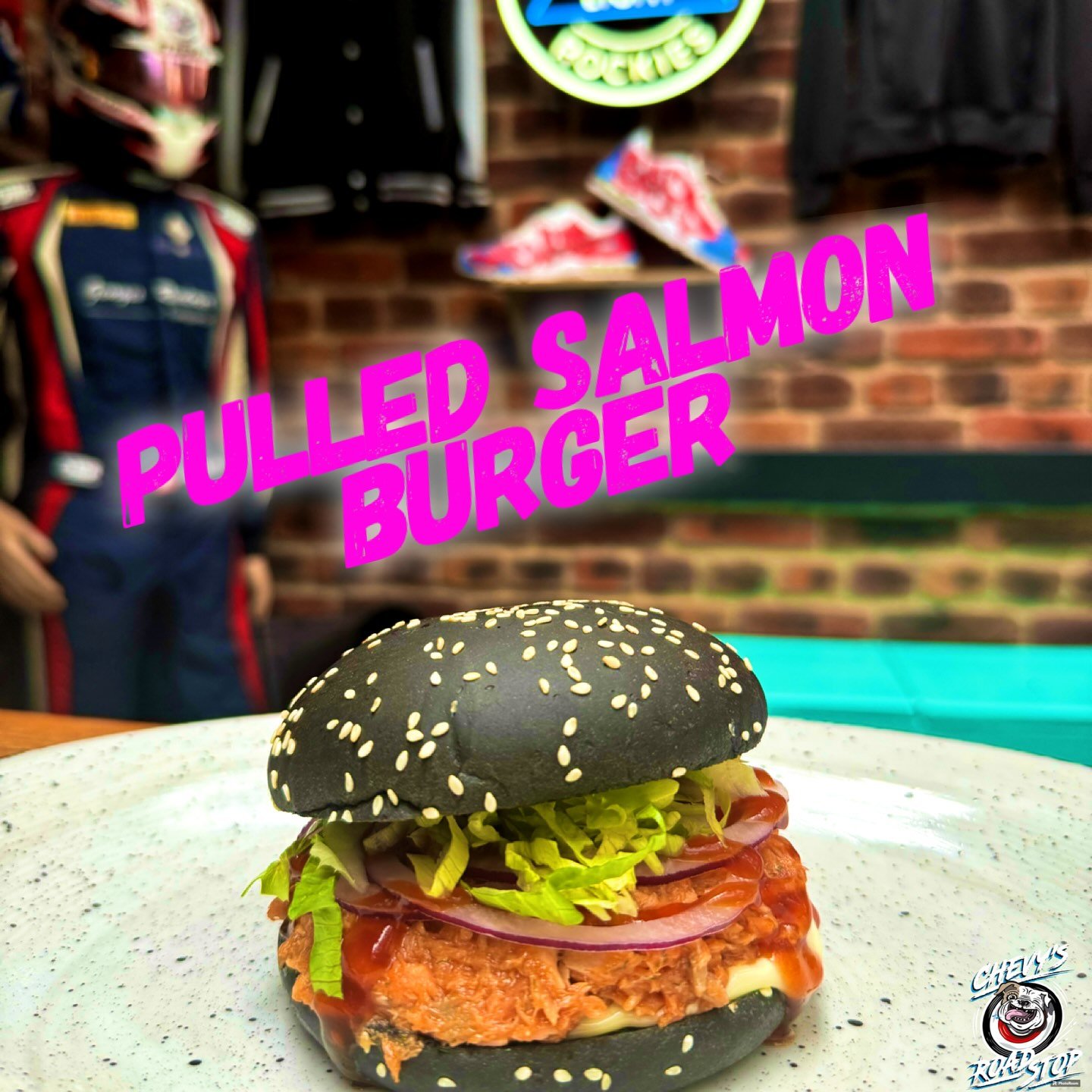 Monatsburger im Juni!
🐟
Gezupfter Lachs vom Smoker im Black Bun. Mit Eisbergsalat, Pink Onions, Dill- &amp; BBQ Sauce😋