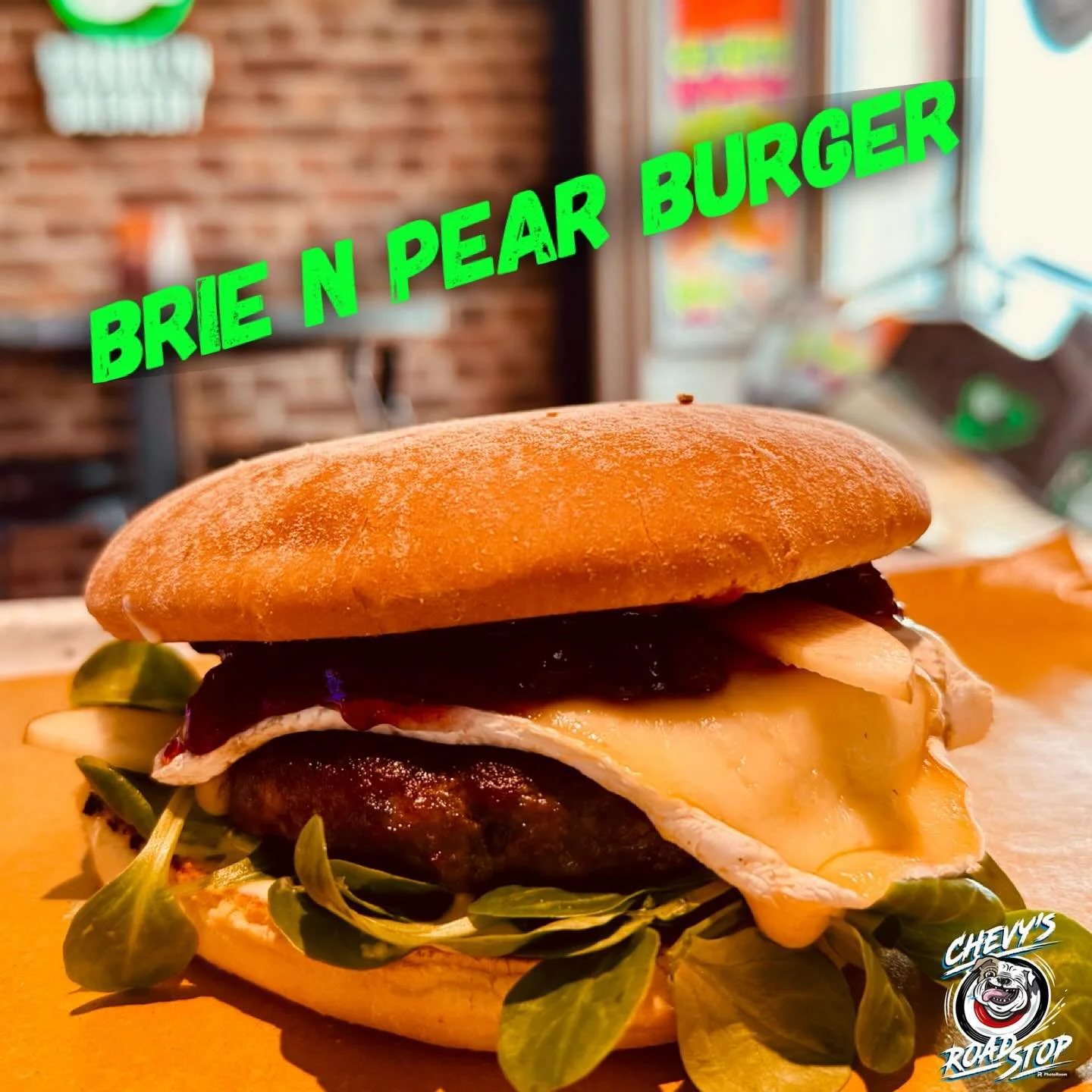 Unser November-Burger!
.
Brie n Pear Burger
.
Yellow Bun mit CH-Beef, karamellisierte Walln&uuml;sse, Birnen Chutney, Brie und N&uuml;sslisalat. Haus-Preiselbeersauce🤗