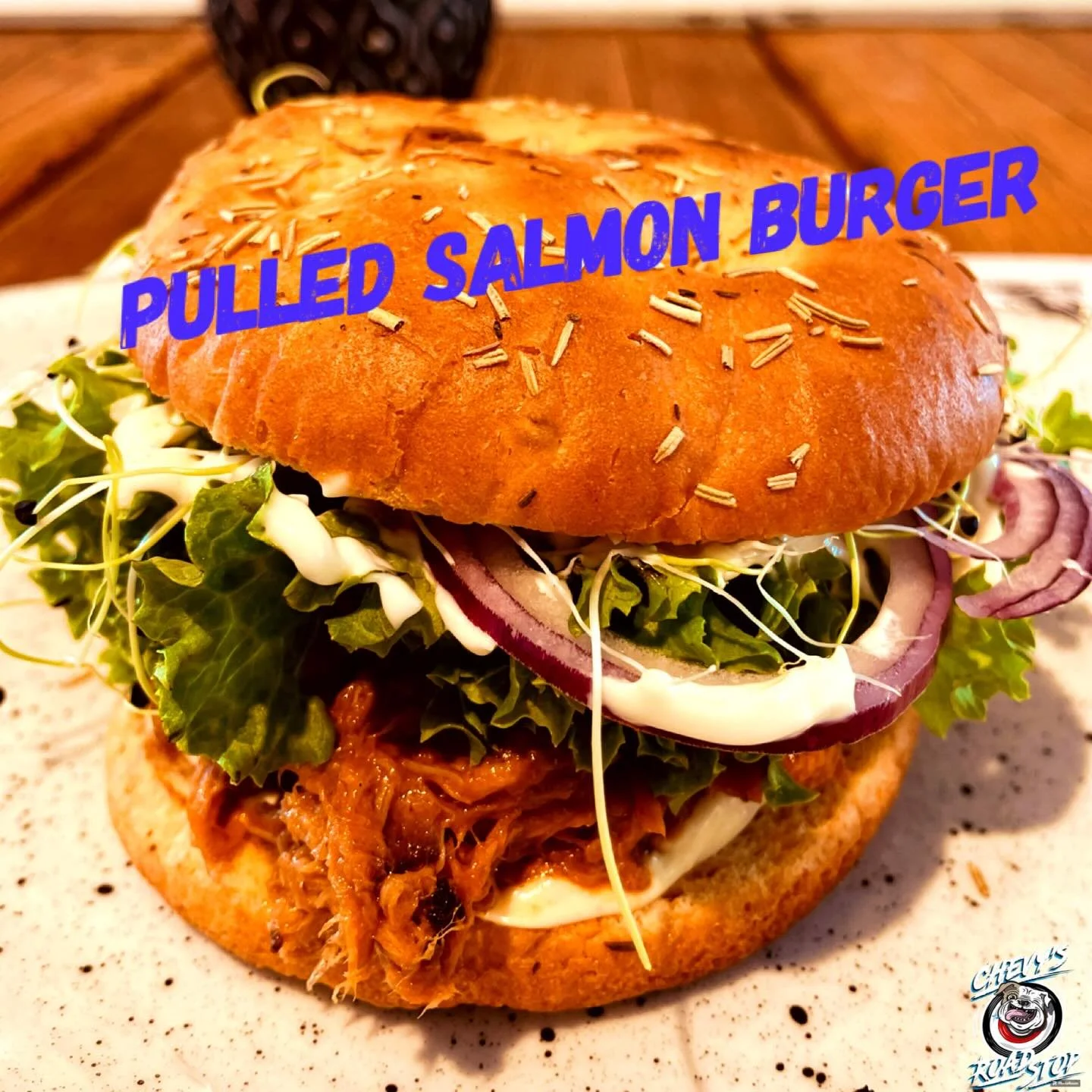 Burger of the month im Mai!
.
PULLED SALMON BURGER
.
Focaccia Bun, gezupfter Lachs vom Smoker, Pink Onions, Eisbergsalat, Salatgurke &amp; Dill-BBQ Sauce
☀️😋