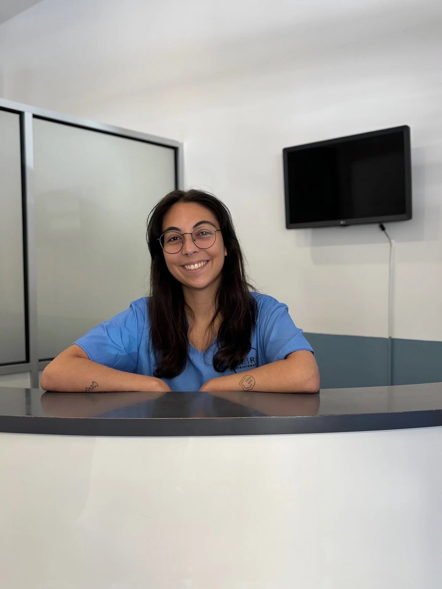 ✨ &iexcl;Te presentamos a Saray! ✨ Una pieza fundamental en el equipo de Clire Fisioterapia 

👋🏻 Saray es quien se encarga de coordinar las citas, organizar el d&iacute;a a d&iacute;a y recibirte siempre con una sonrisa 😁

&iquest;Quieres reservar