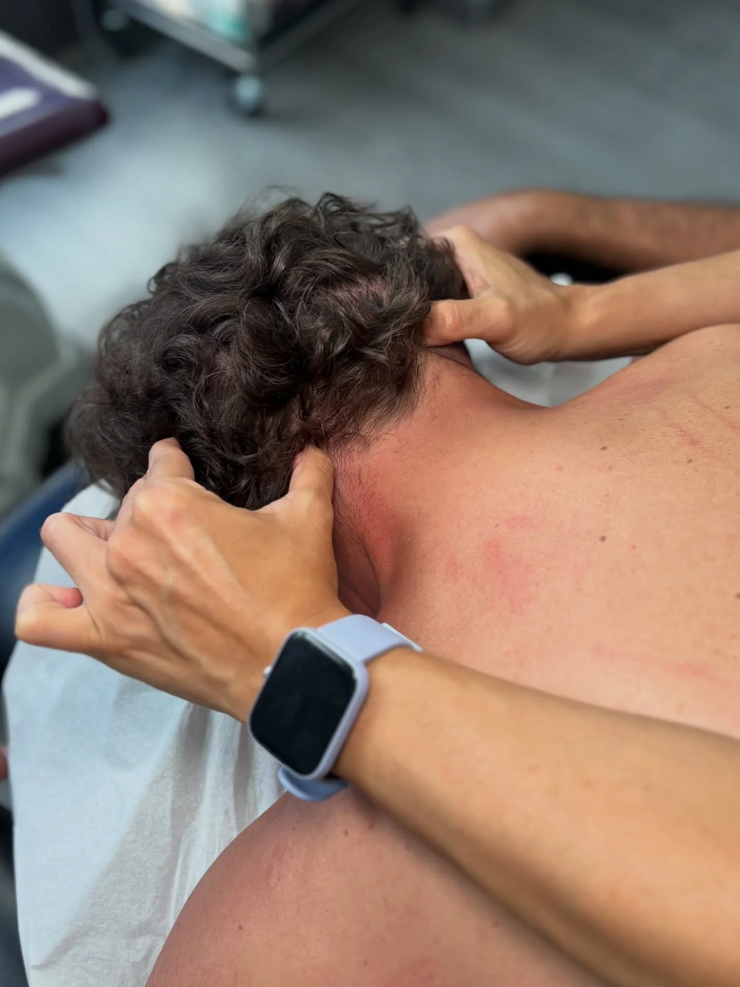 Los mareos relacionados con el dolor cervical son m&aacute;s frecuentes de lo que imaginas‼️👋🏻 
📌 Tensi&oacute;n muscular prolongada
📌 Problemas en las articulaciones cervicales
📌 Alteraciones en los discos intervertebrales 

En Clire Fisioterap