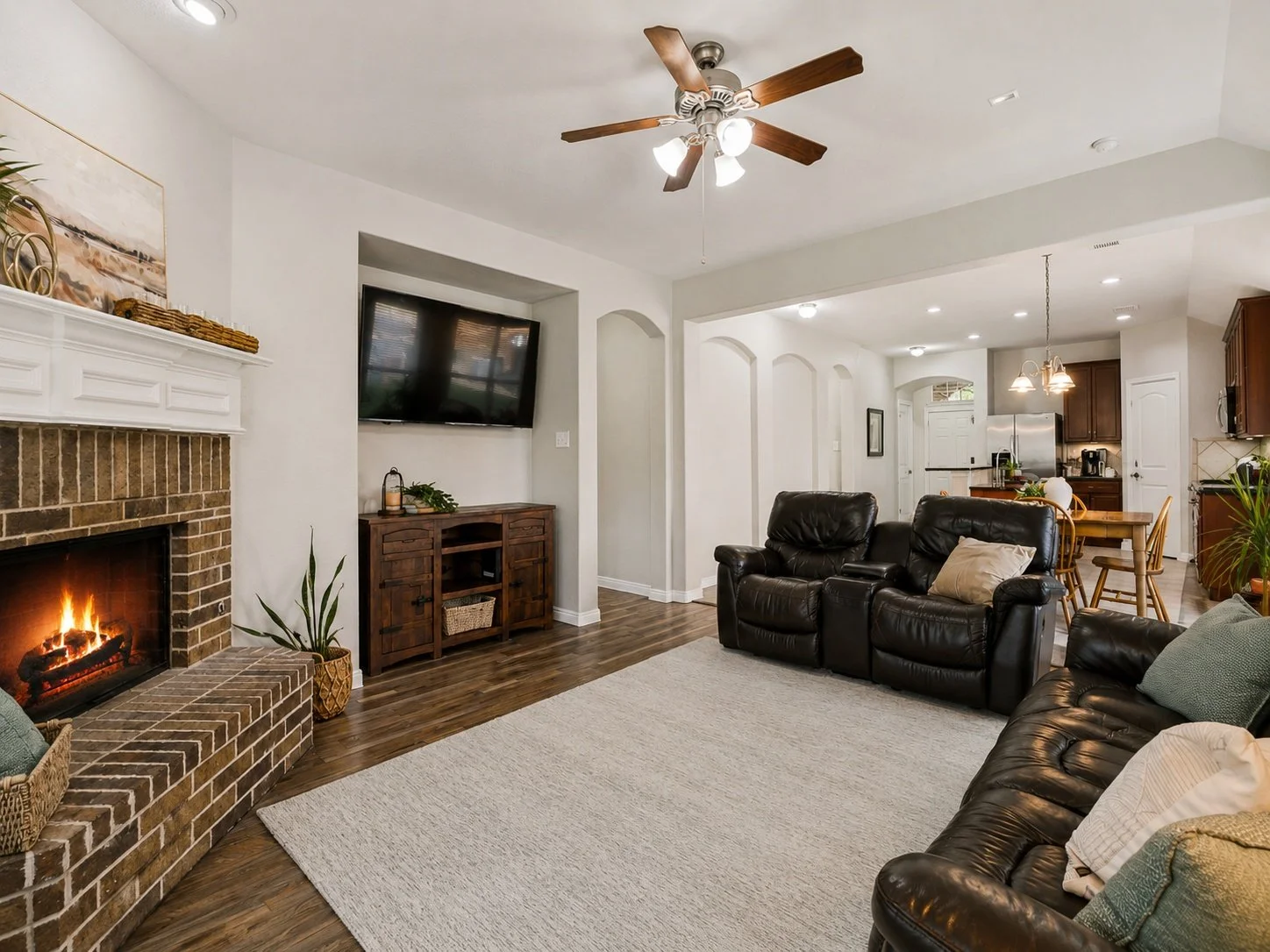 Living_Room_Fireplace_With_Fire_2.jpeg