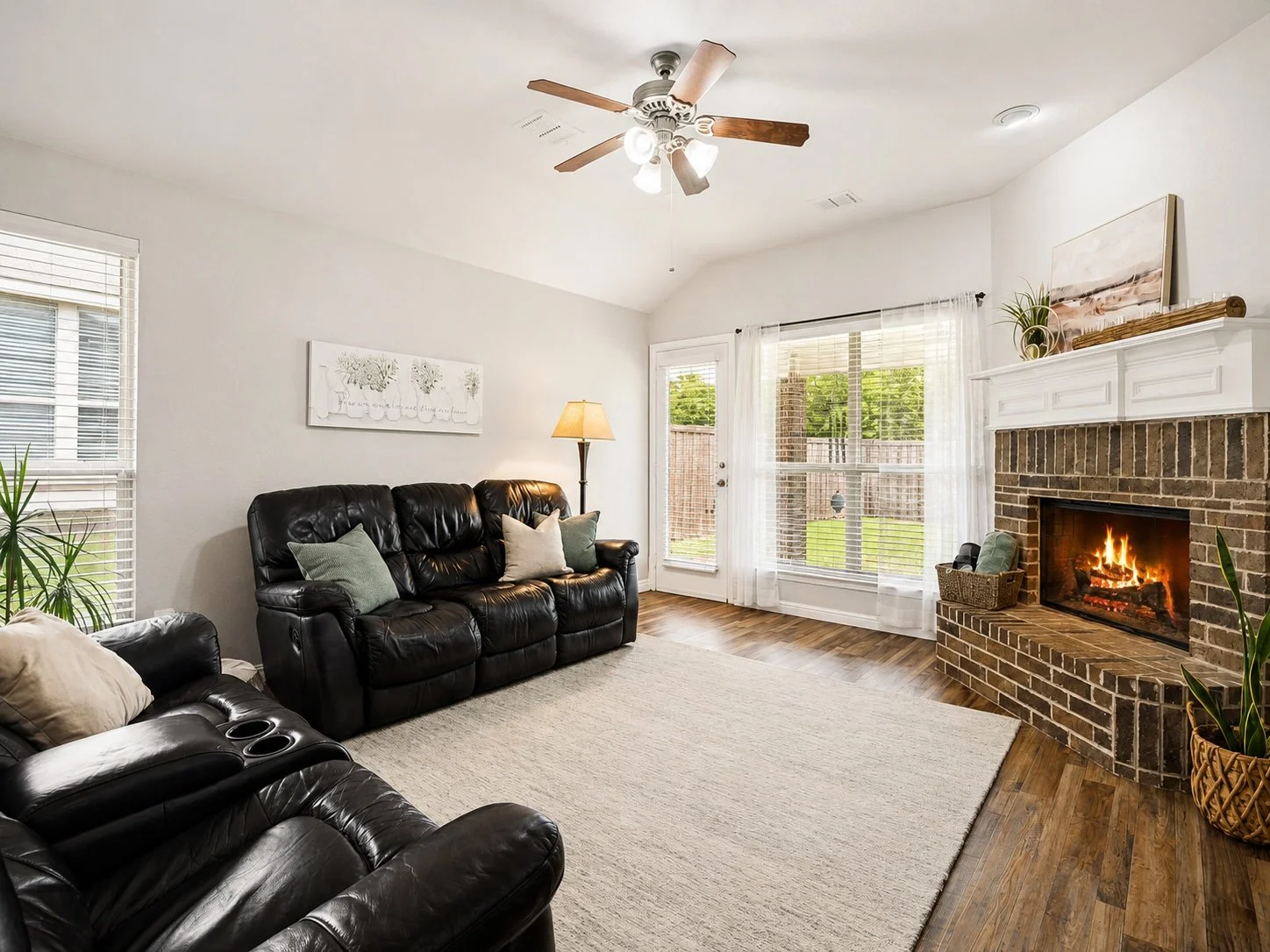 Living_Room_Fireplace_With_Fire_3.jpeg
