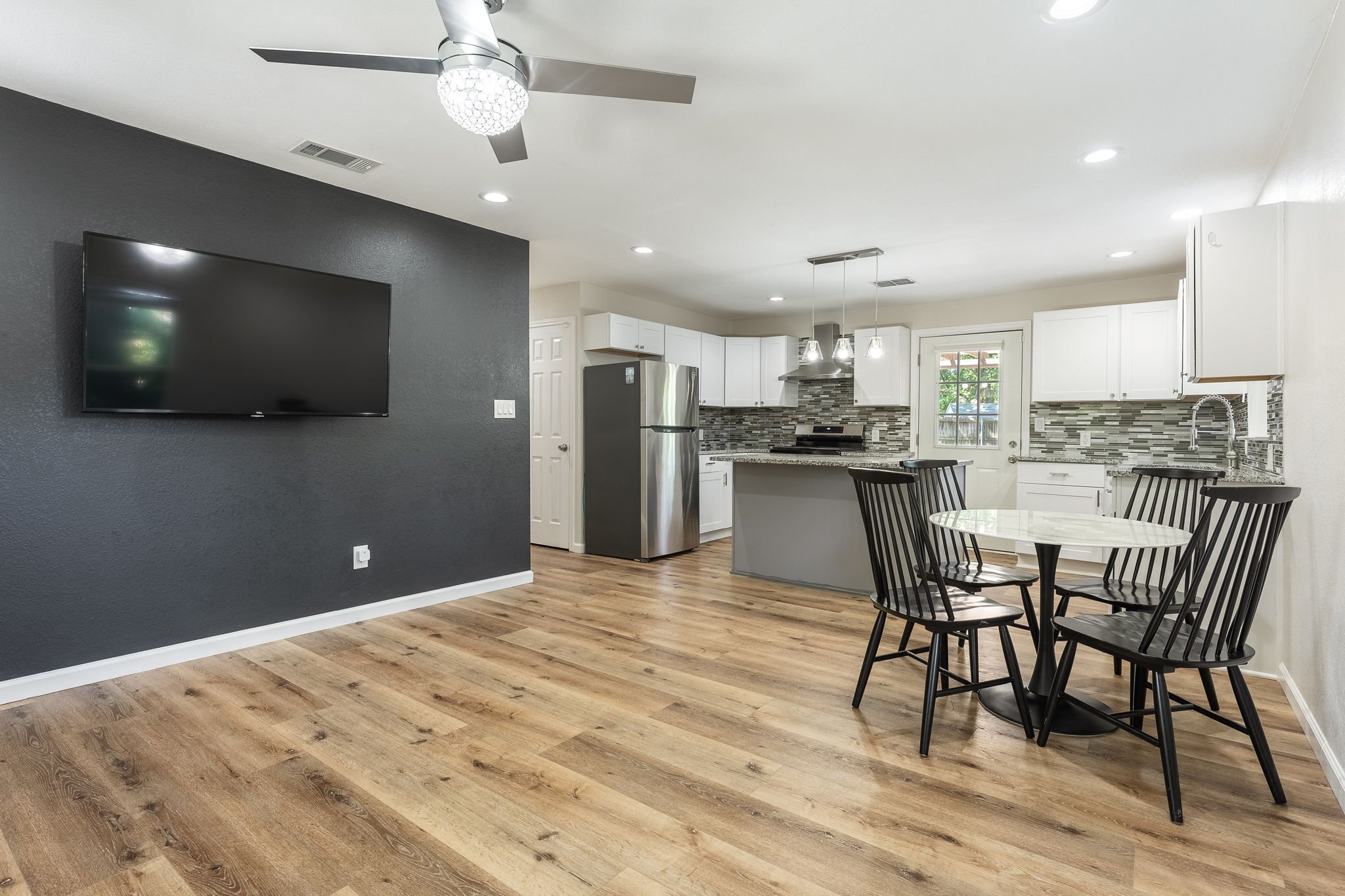 7-web-or-mls-505-parks-ave.jpg