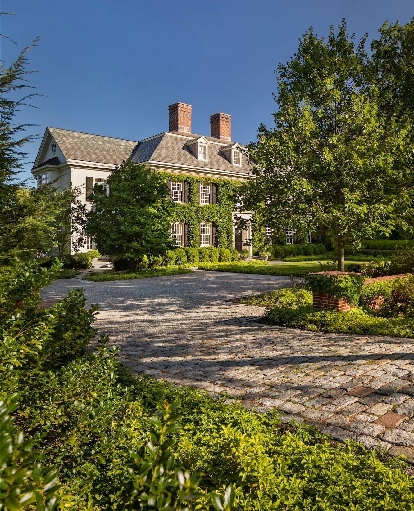 Just a few miles outside the city boundaries of Boston exists lush suburban views and grand examples of curb appeal, complete with crawling ivy, cobblestone driveways and meticulously trimmed hedge.⁠
⁠
More inspiration for your classic home landscape