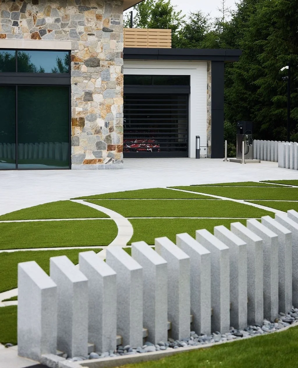 Your garage doesn’t have to be just a parking spot—it can be part of the welcome. Elegant plantings, interesting stonework, and subtle lighting create a transition from driveway to home, blending practicality with beauty.
Photo 1: @all