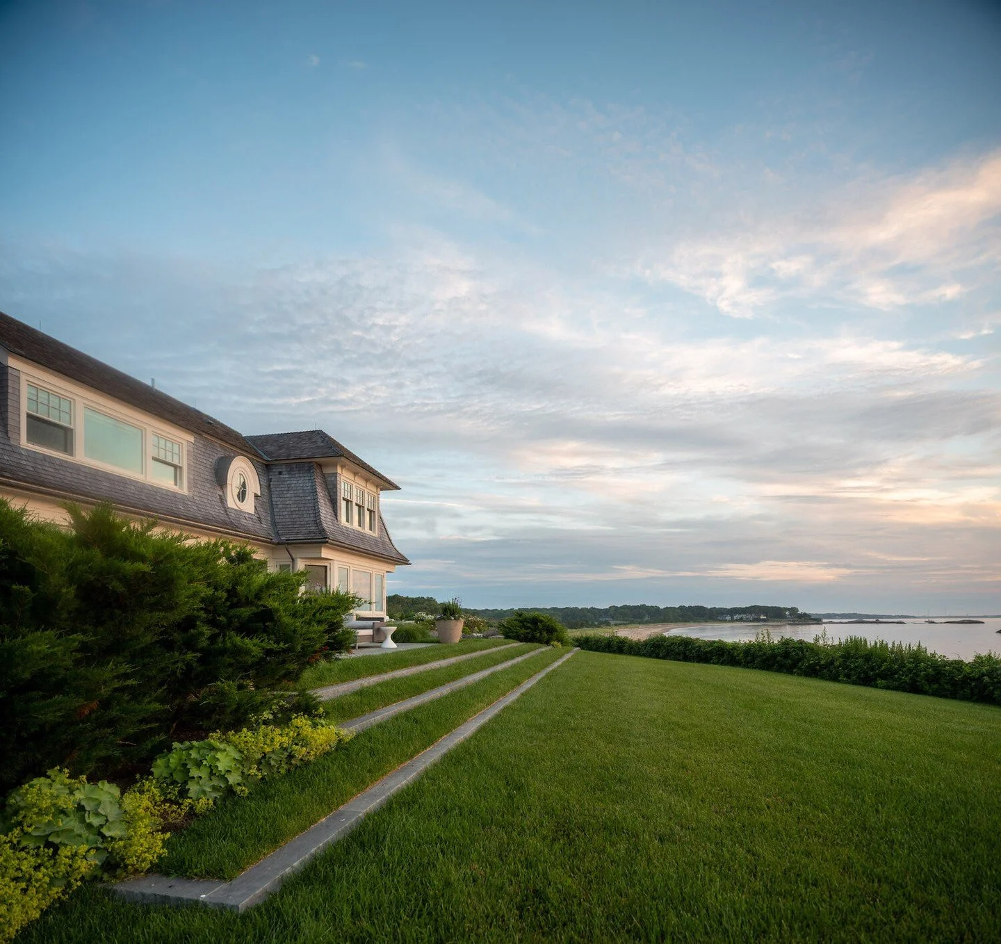 Shore appeal meets curb appeal at this coastal landscape, designed by @gregorylombardidesign.⁠
⁠
Landscape architecture: @gregorylombardidesign⁠
Architecture: @studiodsk⁠
General contractor: @pcciri