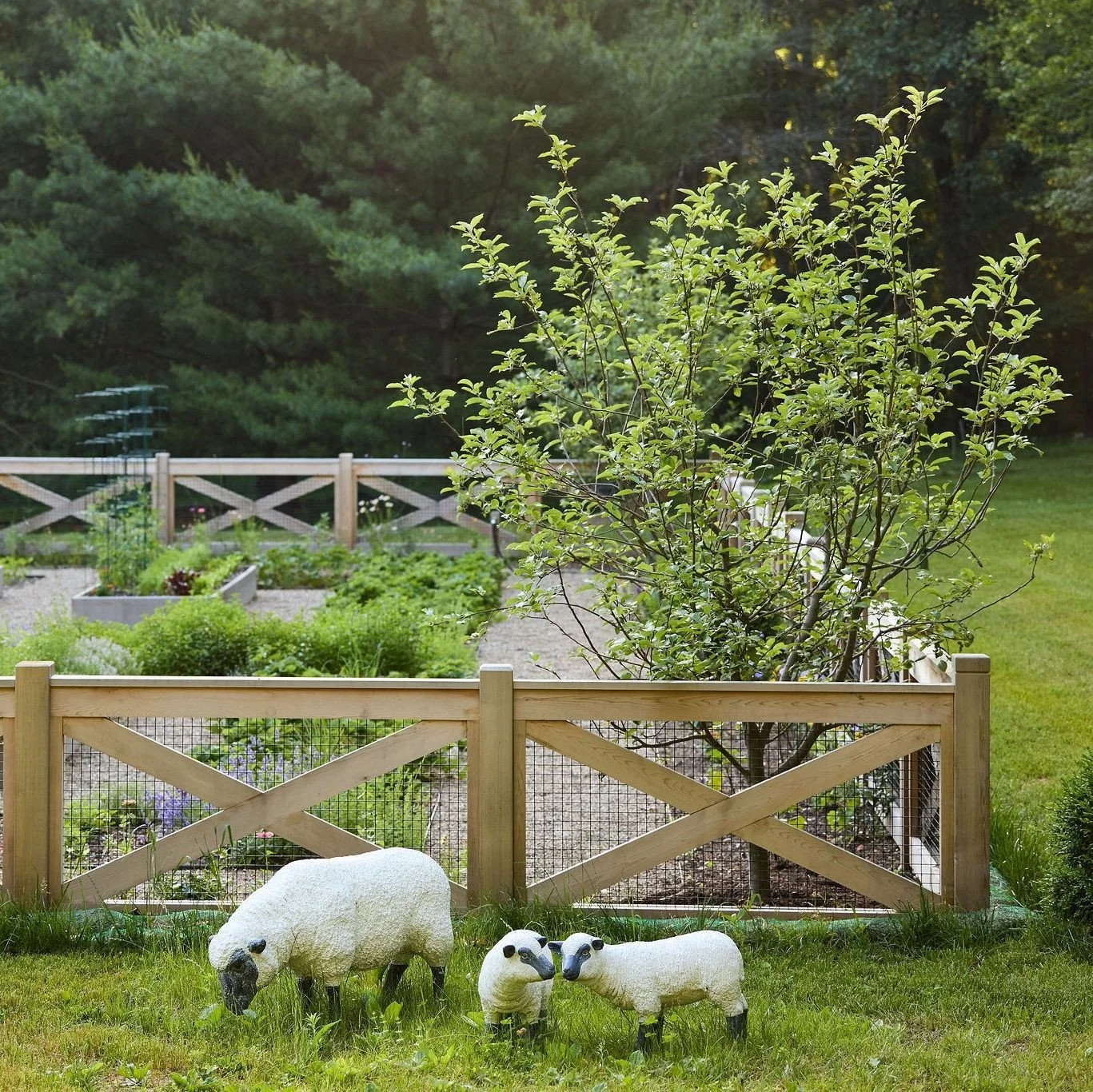 There&rsquo;s still time to plant the vegetable garden you&rsquo;ve been dreaming about. Through @BotanicaLandCare, we design custom kitchen gardens that bring fresh summer harvests right to your home. ⁠
⁠
Photography: @allegraanderson