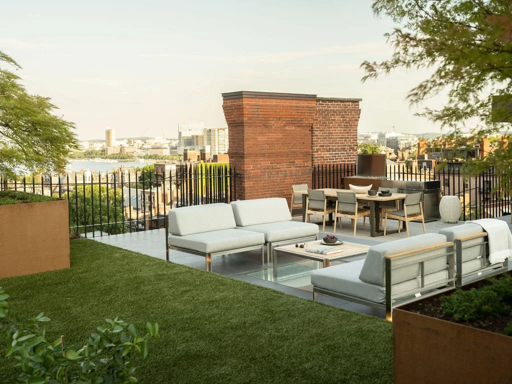 Proof that city landscapes can provide spacious outdoor entertaining spaces. ⁠
⁠
Photography: Neil Landino⁠
Landscape Architect: Gregory Lombardi Design⁠