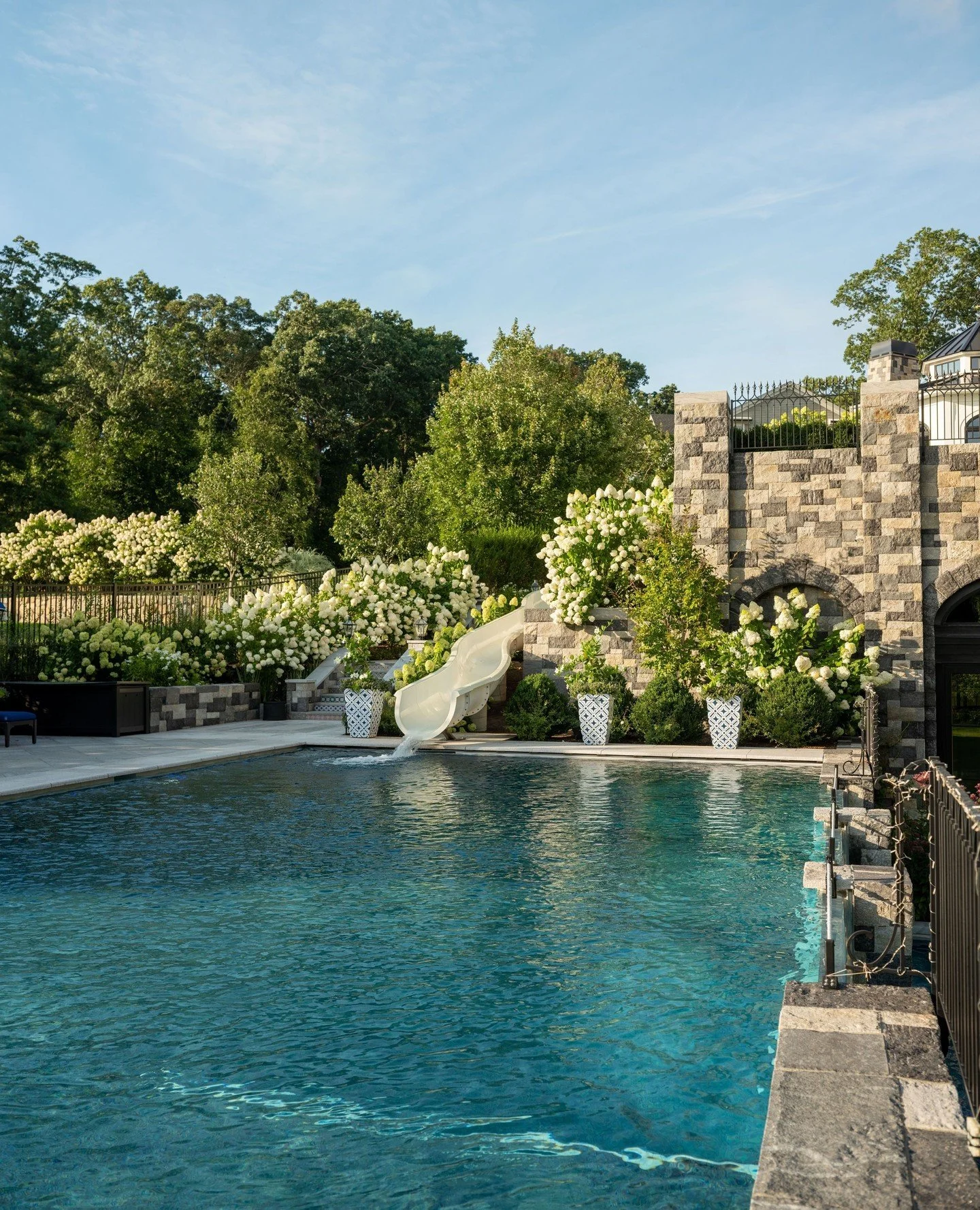 Sliding into Memorial Day Weekend 🌞⁠
⁠
Landscape architect: @GregoryLombardiDesign ⁠
Photography by: @LandinoPhoto