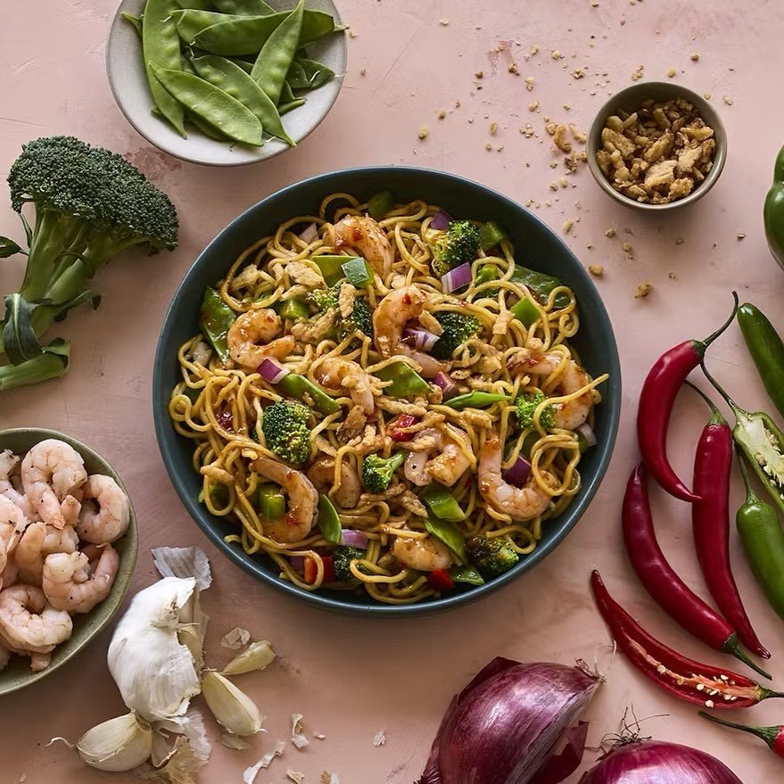 Spice up your day with the new Serrano Chili 🌶️ Stir-Fry at @honeygrow ! 

Crafted with your choice of noodles, roasted shrimp, bell pepper, red onions, snow peas, broccoli, crispy onions, and the new signature Serrano chili sauce, you&rsquo;re sure