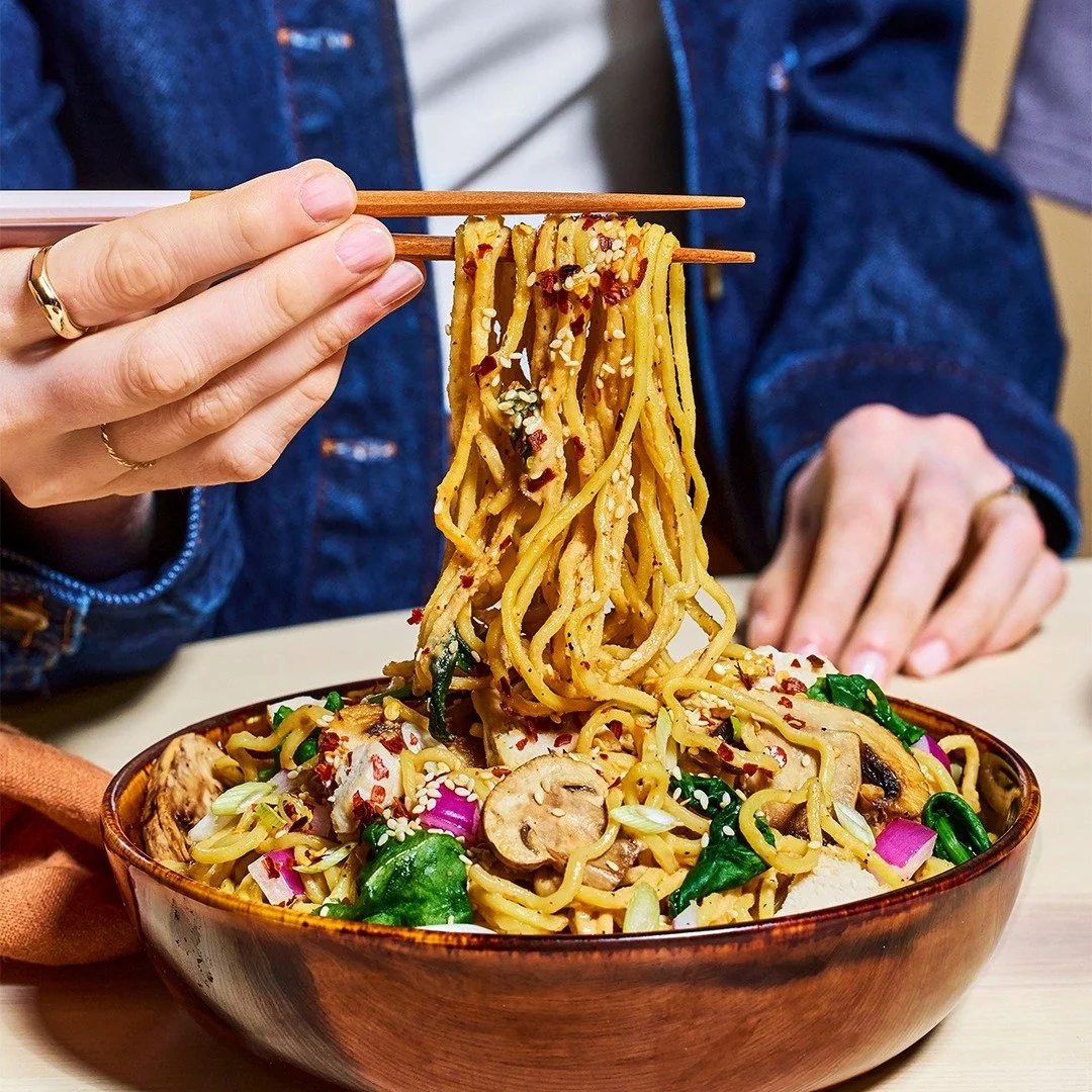 🔥 It&rsquo;s Stir Fryday and @honeygrow is turning up the heat! 🥢

Don't miss the new Sriracha Tahini stir-fry, featuring freshly made egg white noodles packed with roasted chicken, mushrooms, red onions, organic baby spinach, scallions, chili flak