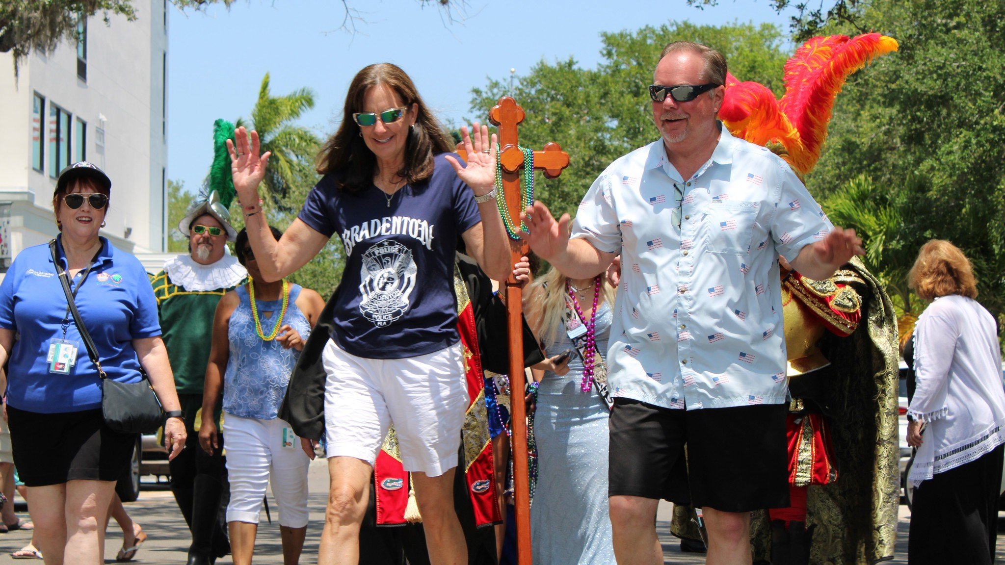 Can you believe we're just a week away from the 2024 De Soto Grand Parade? Good news - as of right now the forecast for the big day looks great. 🤞 Today, Don Hernando de Soto and his Crewe captured Chief Melanie Bevan and Mayor Gene Brown, and force