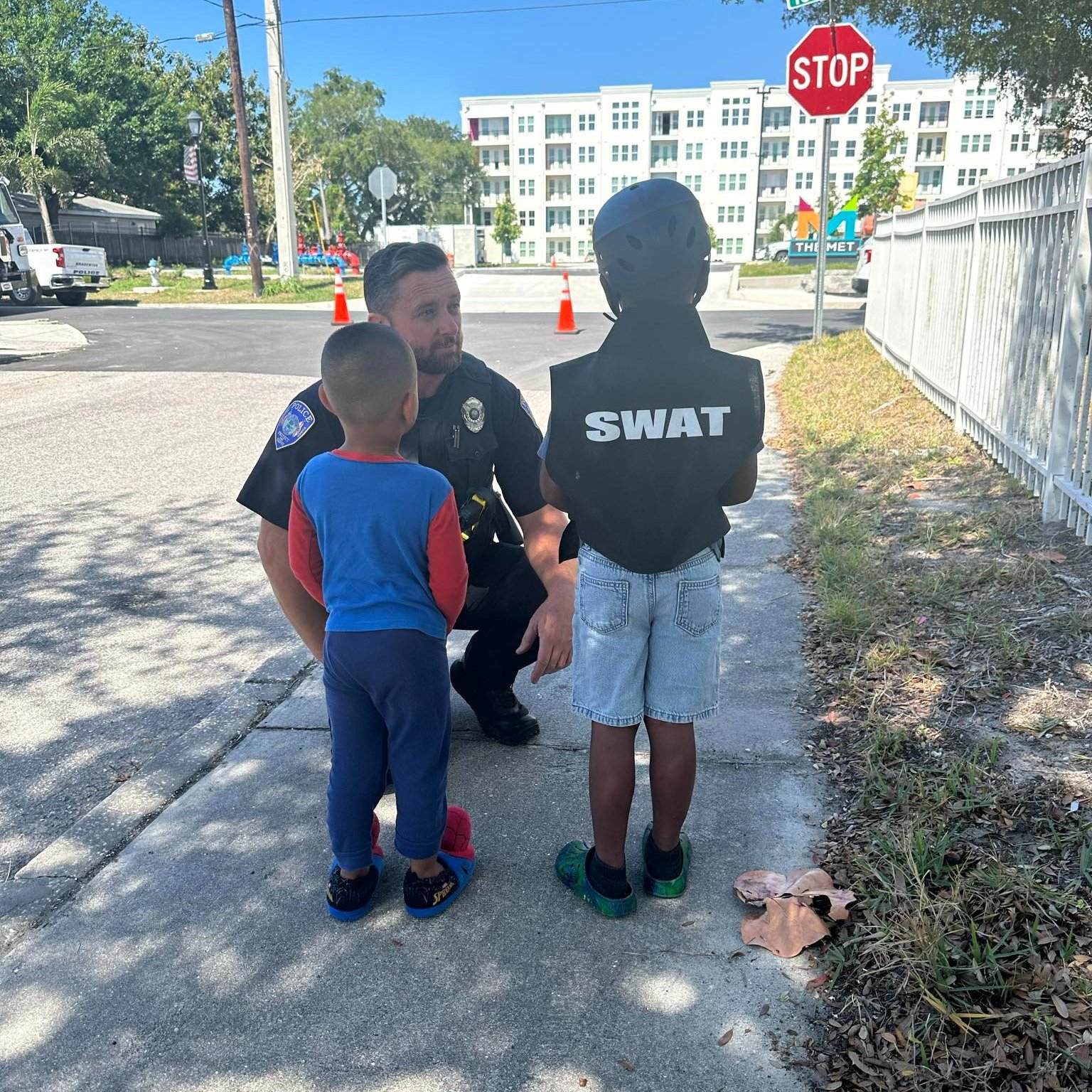 These future heroes picked the right person to say hi to! Officer Cox, a longtime member of our SWAT Team, was on a non-emergency call when he was approached by these adorable young men. He was happy to stop and share some words of encouragement. 💙