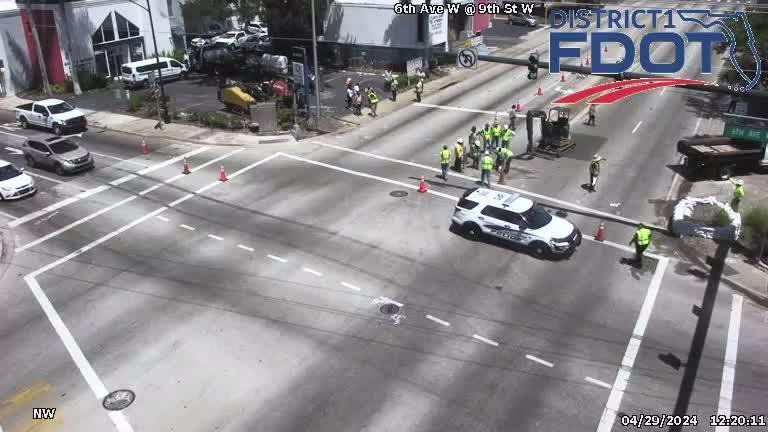 🚨 TRAFFIC ALERT 🚨 9th St. W. is CLOSED between 6th Ave. W. and Manatee Ave. due to a ruptured sewer line. Repairs are underway, but the roadway may not reopen until tomorrow morning. Drivers southbound on 9th St. are detoured onto Manatee Ave. Nort