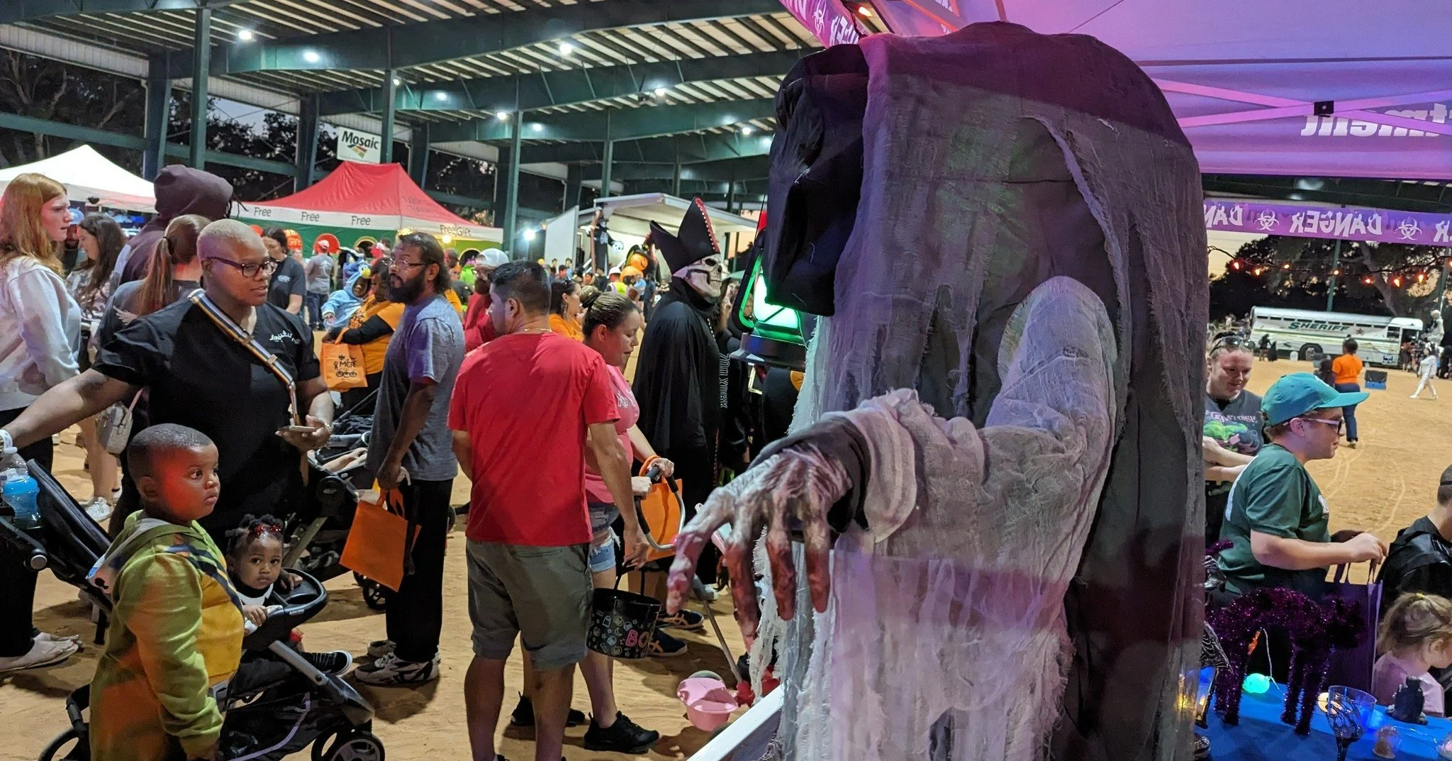 🎃 This Friday, October 31st, the @manateecrimestoppers Safe Kids Night returns to the Manatee County fairgrounds! Join us for candy, games for the whole family, costume contests, and more! 
When: 6-9 p.m.
Where: 1303 17th Street W, Palmetto - Enter 