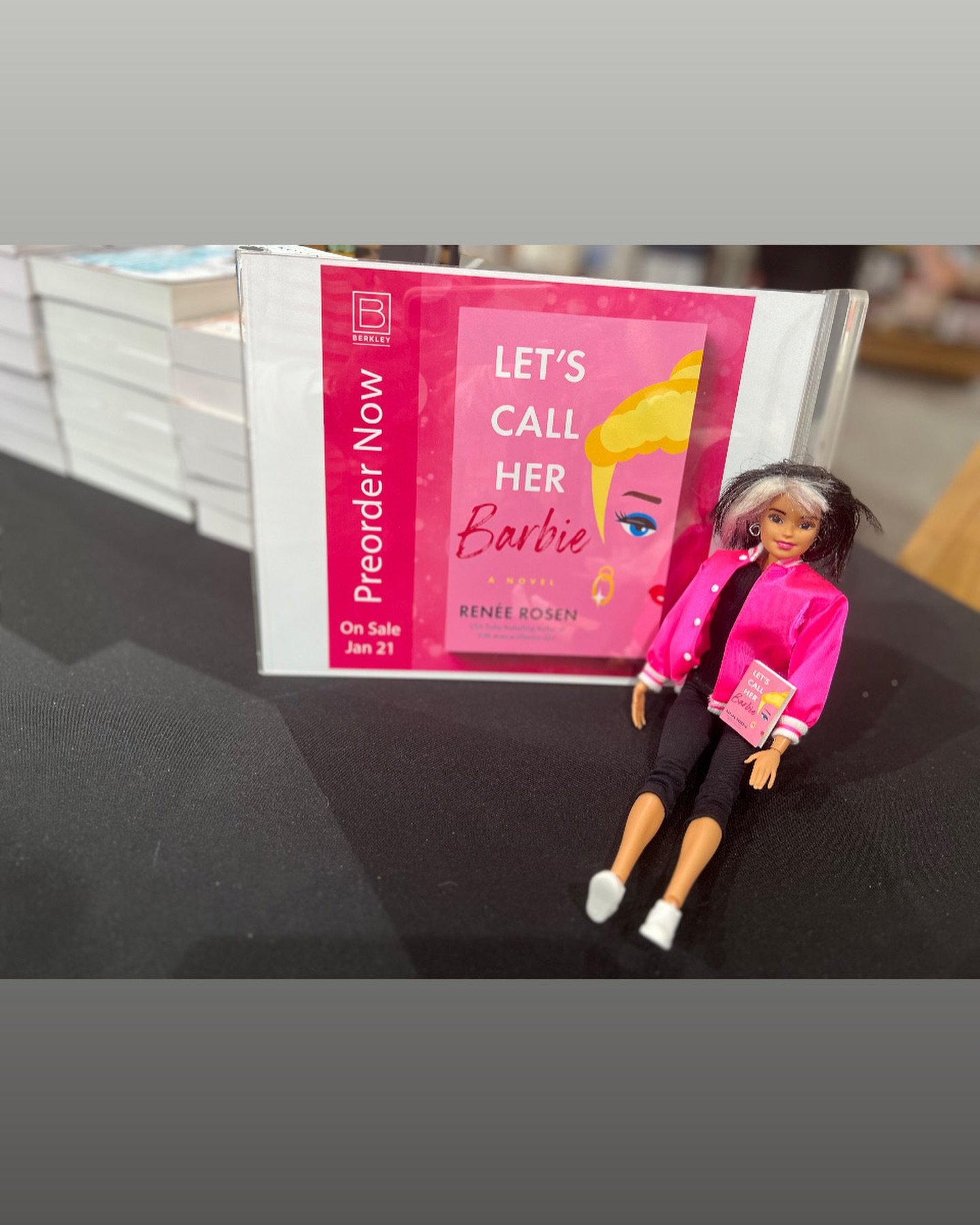 It's always a good day when I get to hug Renee~ but the visit was made even better meeting for the 1️⃣st time 🩷mini Renee🩷‼️And 🩷ed that a Gatherer was there to support Renee &amp; meet in person for the 1st time. #wearereneerosengroupies #cantwai