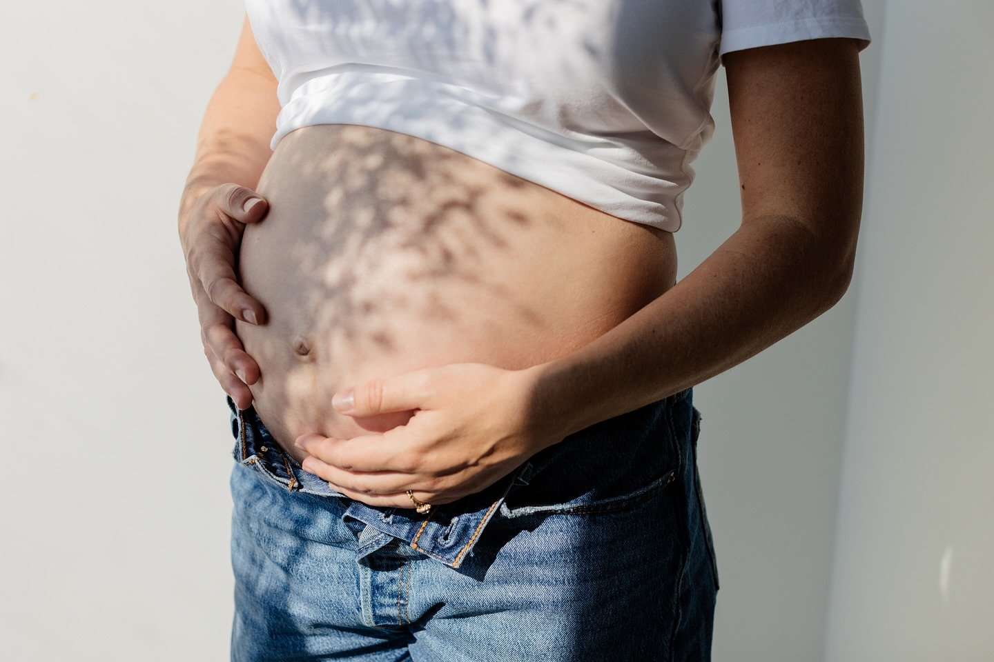 Want to add some magic to your images? Strategically incorporating shadows can make all the difference! We carefully positioned these florals to highlight their shadows, and it paid off beautifully! 
#maternity #maternityshootideas #winnipegmaternity