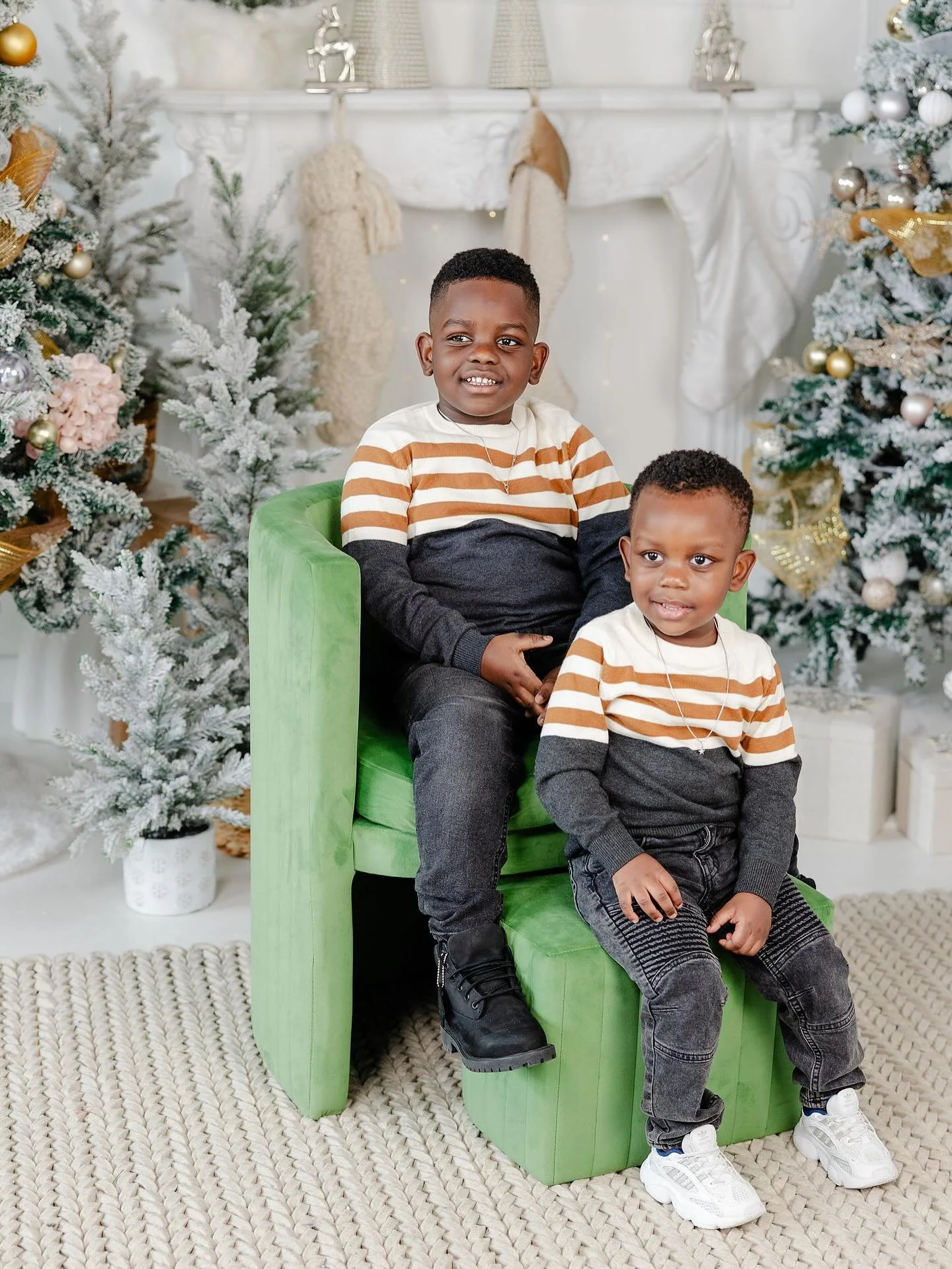 Christmas 2024 was amazing, but 2025 is going to be epic! Book a Twinkle session on November 22nd for $225 plus tax and enjoy: photos with Santa, our Christmas in Manhattan room, free entry to our Christmas market, and 10 photos of your choice! Booki