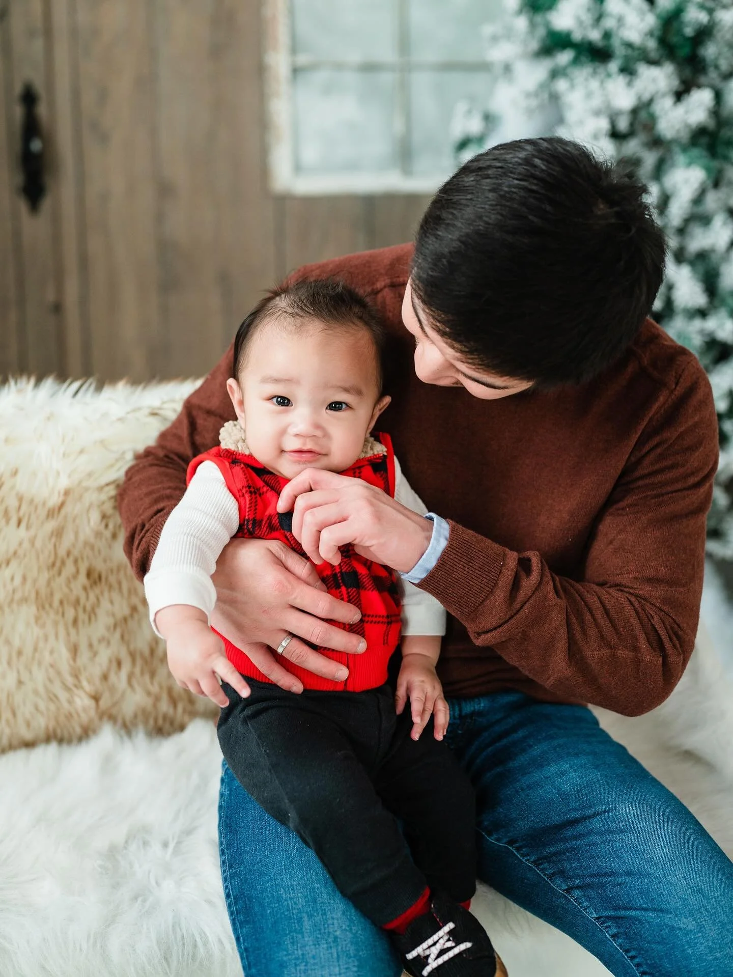 It's time to get festive! I'm offering special holiday sessions in my private Christmas room, complete with a Classic Santa session and two adorable minimalist set ups. For just $80plus tax, you'll get 1 4x6 instant print, a matching digital image, 3