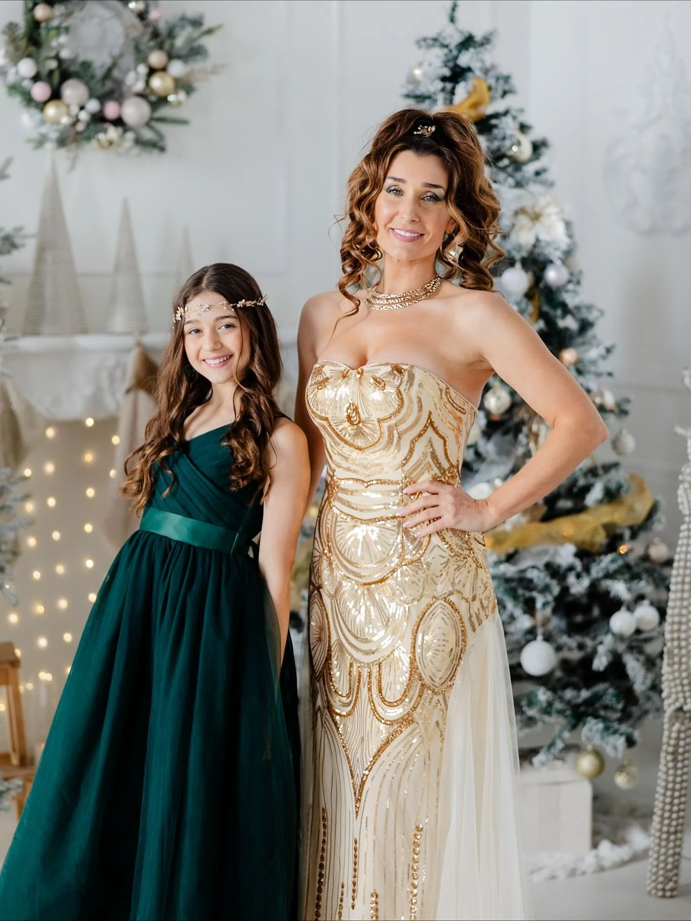 *2024 Set UP*
Last year we had some magnificent set ups but 2025 will be even better! For those who may not know , I&rsquo;m doing sessions with Santa AND Christmas photos a total of 5 different set ups for November 22nd. Photos with Santa will start