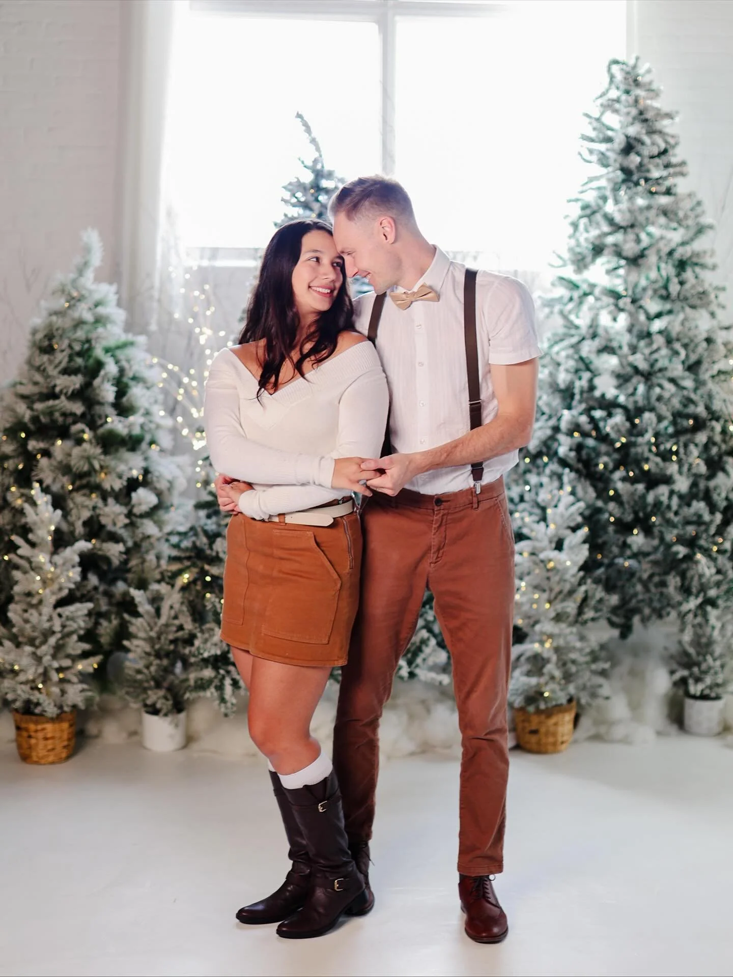 Christmas sets are up! You can now book a Christmas session for November 22nd at the studio! This is one of 4 sets in this room? Who else is in love with the winter wonderland set 
#winnipegphotographer #christmastree #christmasstudio #christmasdecor