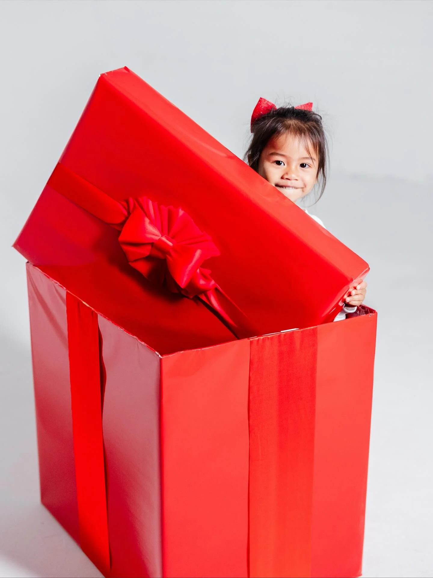 It's Santa season, forget Halloween already &hellip; not sorry, okay I&rsquo;m sorry ! 😬😉
We're adding two super cute minimalist sets to our holiday room for November 22nd and 23rd! Check out our Santa Sessions to see these sets and get ready for y