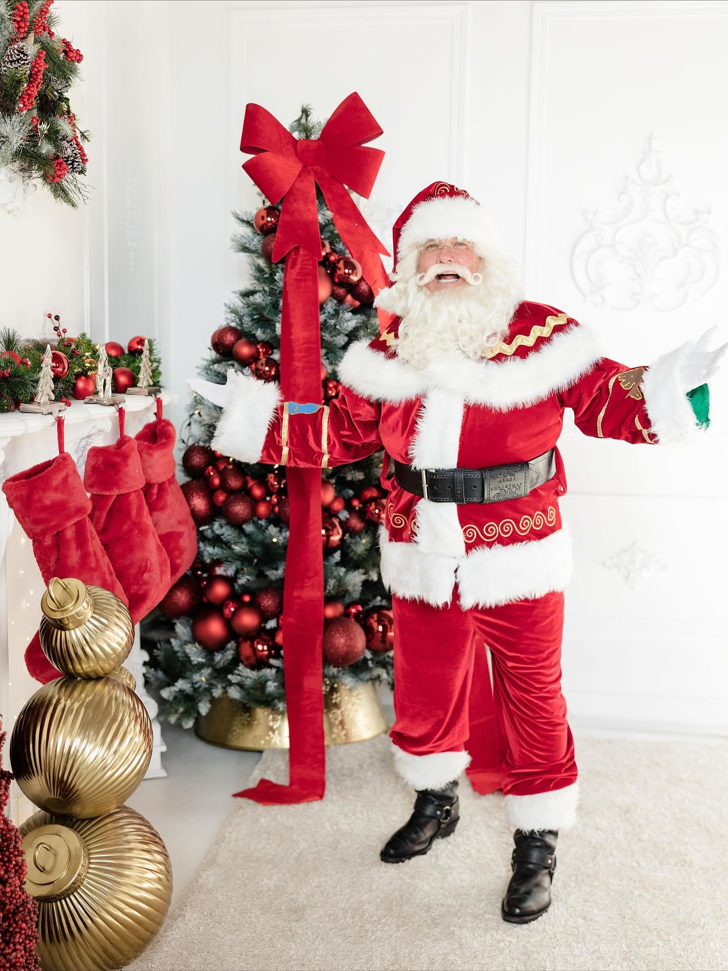 Curious about our $225 mini sessions? Enjoy access to two Christmas studios, photos with Santa, and your choice of 7 sets! Ideal for toddlers, families, and friends. New time slots added for November 22nd and 23rd! Booking link in bio. Half hour sess