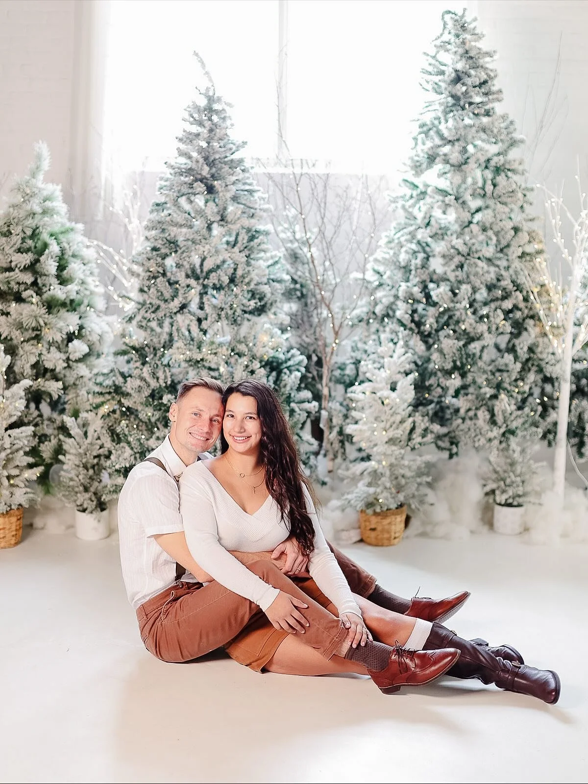 Hi friends! Don&rsquo;t forget mini session dates are quickly filling fast! We have a few more availability dates and times for November 22nd! Book your mini session and get bonus images with Santa and free entry to our mini market !
Mini sessions ar