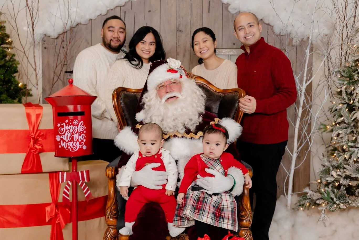 A couple little teasers from family sessions last weekend! Thank you to all the guests and vendors who made this a special event! Thank you @winnipeg_santa  for a great service ! We loved Santa Alan!
For those who missed a Santa session we are hostin