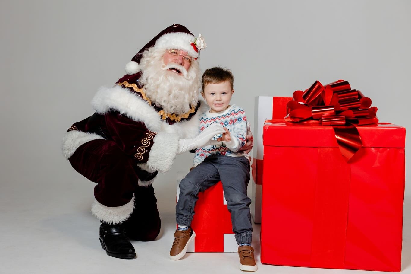 This year at the studio, we had three unique sets for our Santa sessions at @allurestudioswpg. I'm obsessed with this minimalist set - it turned out so cute! Don't worry if you missed us at the studio, we're heading to @johnstonterminalwinnipeg next 