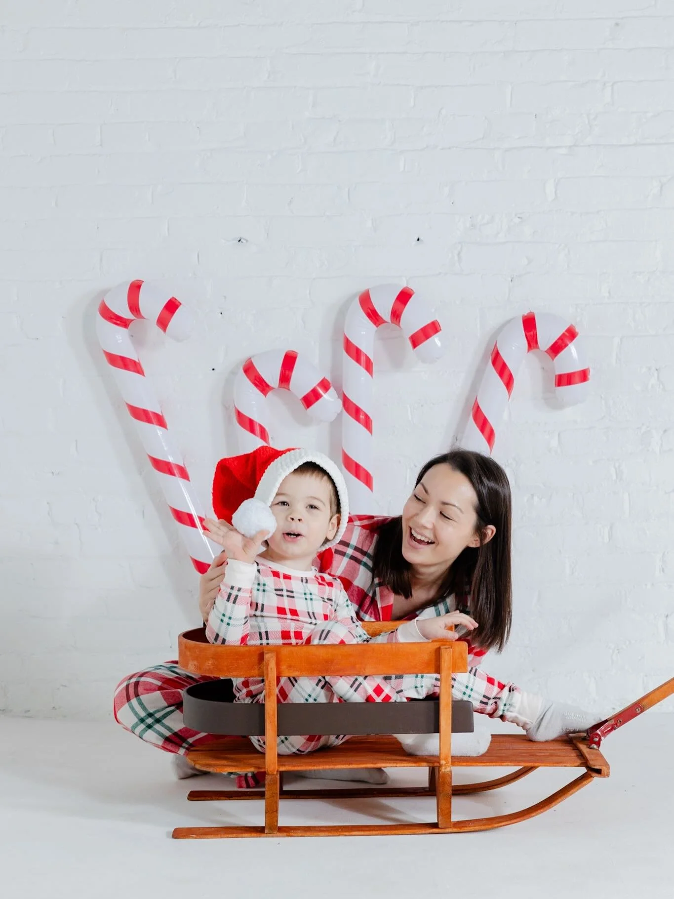 Festive and simple Christmas photos in Santa&rsquo;s Sleigh ! From our Christmas mini sessions in November! #christmas #photographer #winnipegfamilyphotographer #holidayphotos