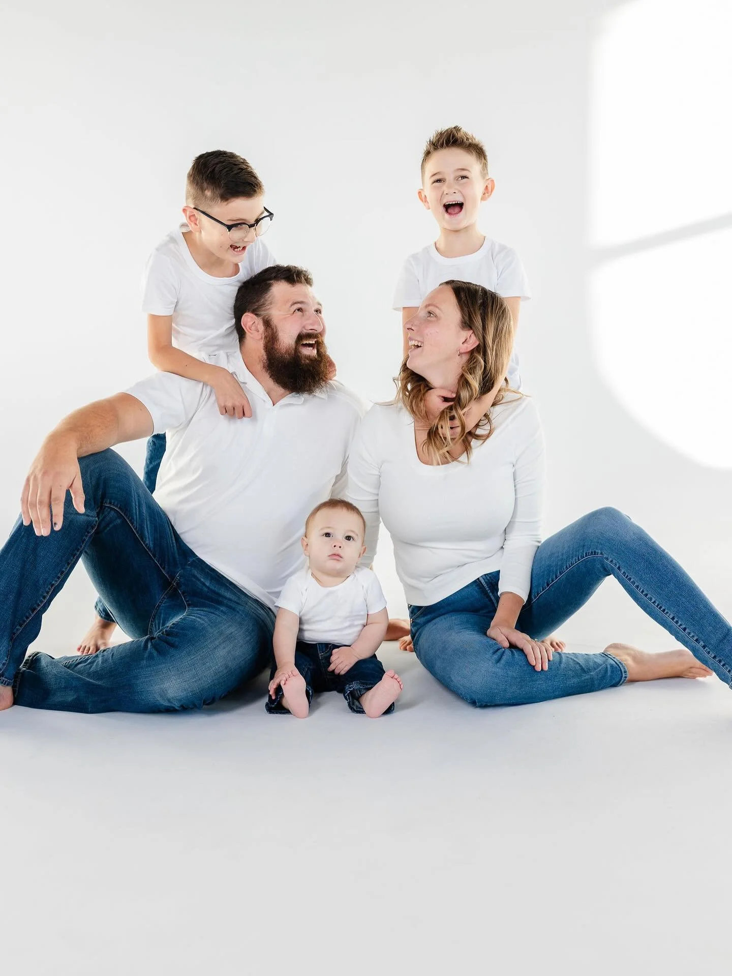Nothing like a good ol&rsquo; minimalist photoshoot with your favourite people!
This month my team and I are working hard behind the scenes to create the most gorgeous Mother&rsquo;s Day sets !  I&rsquo;m curious would you like like to see more of th