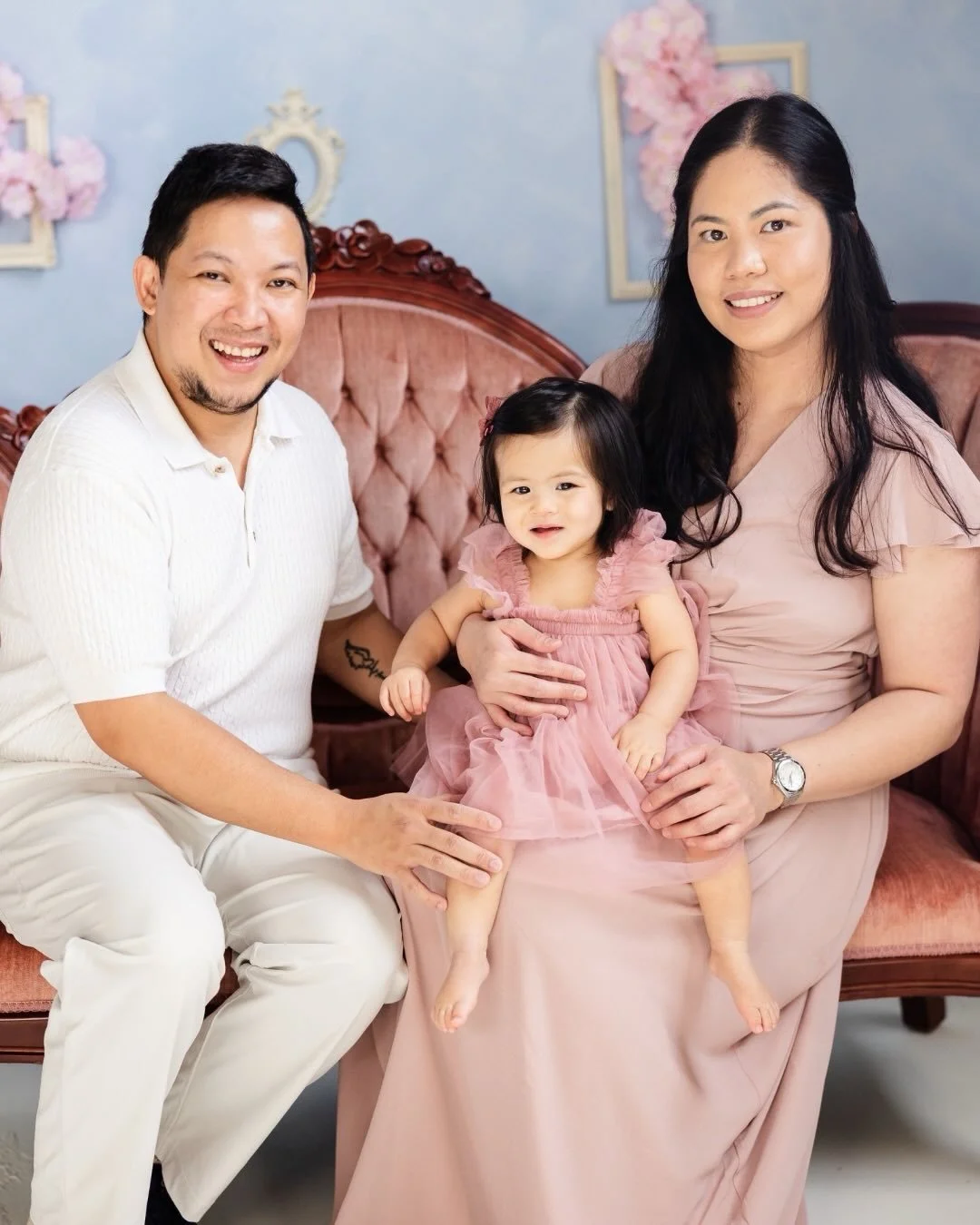 Slightly obsessed with the new blue wall in the Manhattan studio!  One of the things I&rsquo;ve been hearing from people is they can not pick a favourite set up on our mothers day in Manhattan because they are all so beautiful 🙈 I guess that&rsquo;s