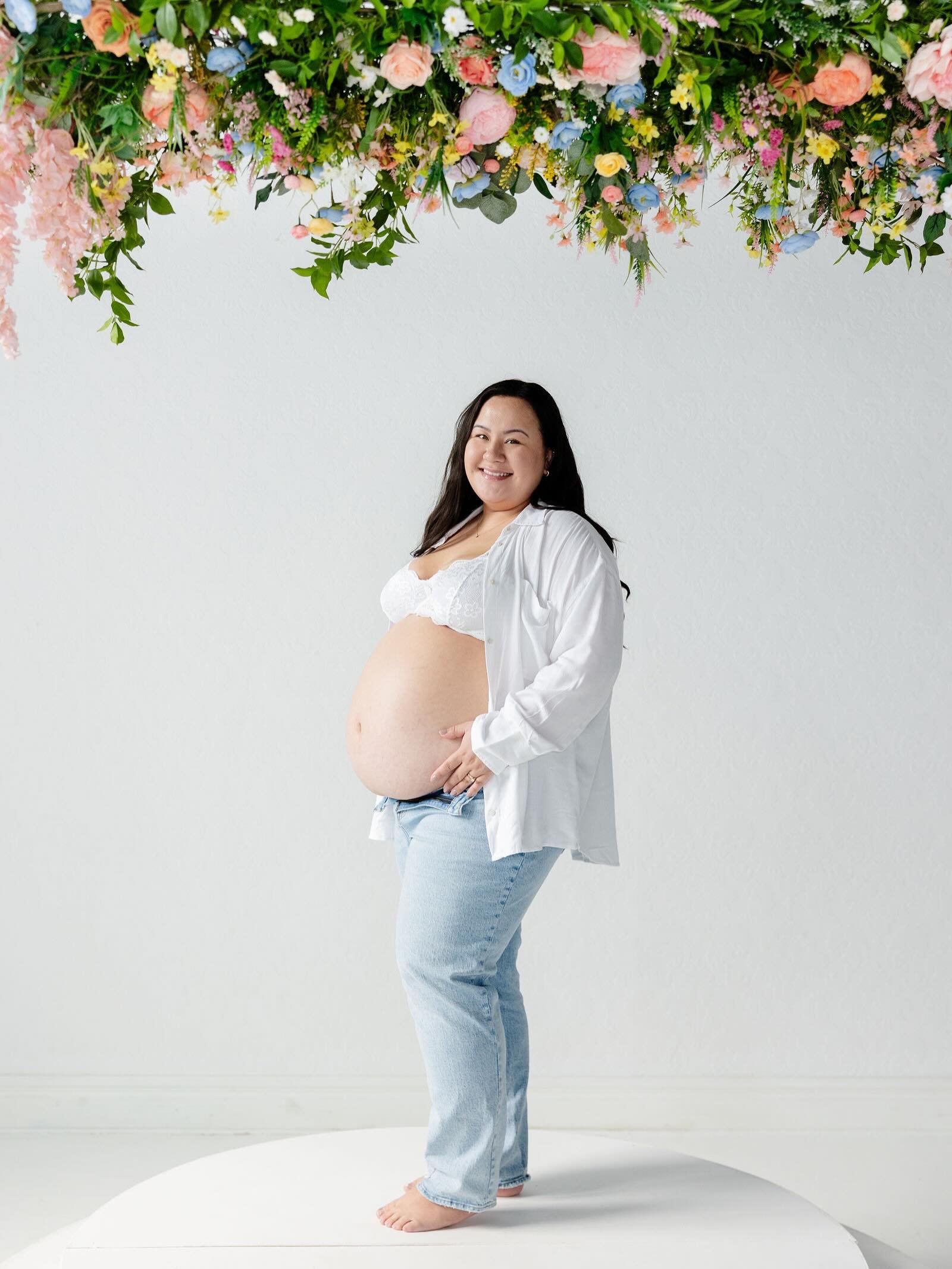 Finished up another session from mother&rsquo;s day and of course it means we have to share a couple of teasers! #maternity #winnipegphotographer #winnipegfamilyphotographer #winnipegbusiness #winnipegstudio