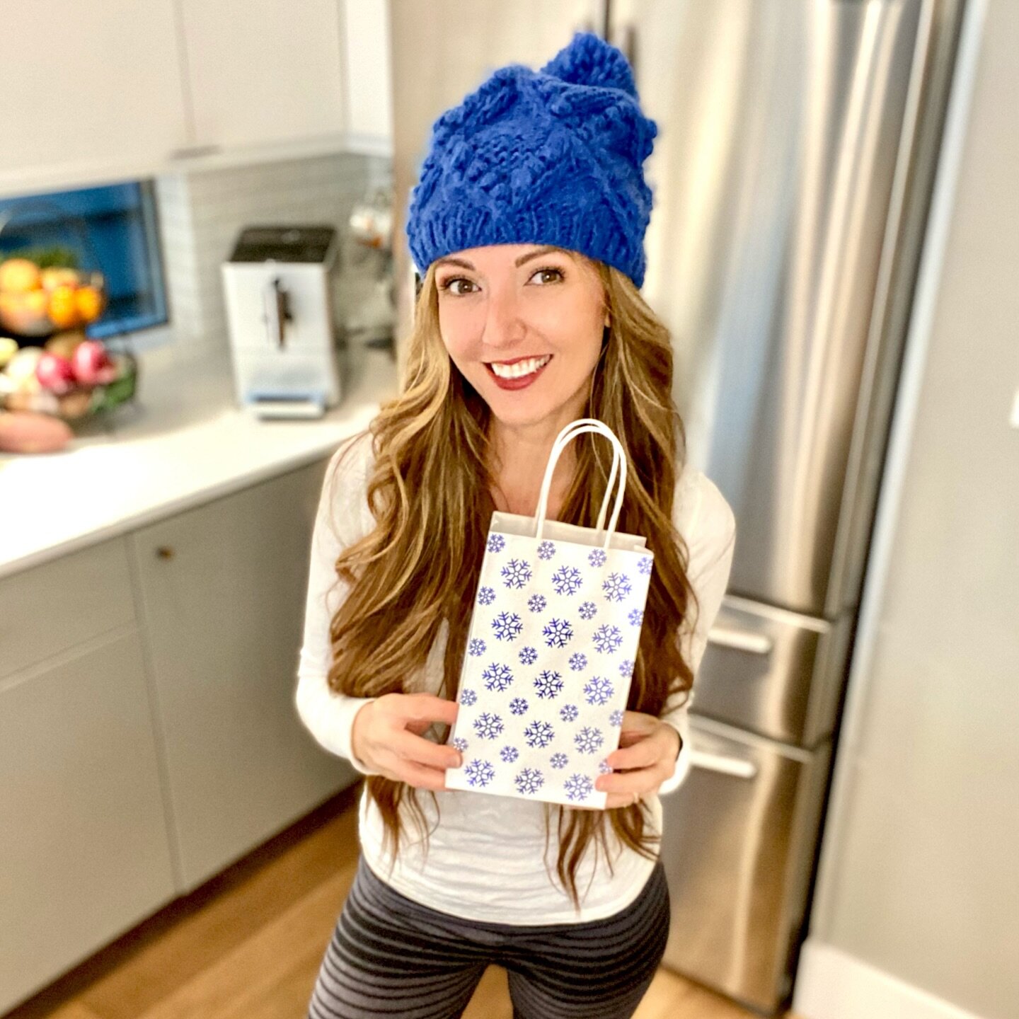 G I V E  AWAY! Cold weather has me in the mood to give away some goodies. 
.
Does anyone else run to the kitchen to bake when it&rsquo;s cold outside? Something about baked comfort foods warms the heart. 
.
What should we put in the giveaway? 
.
Let 