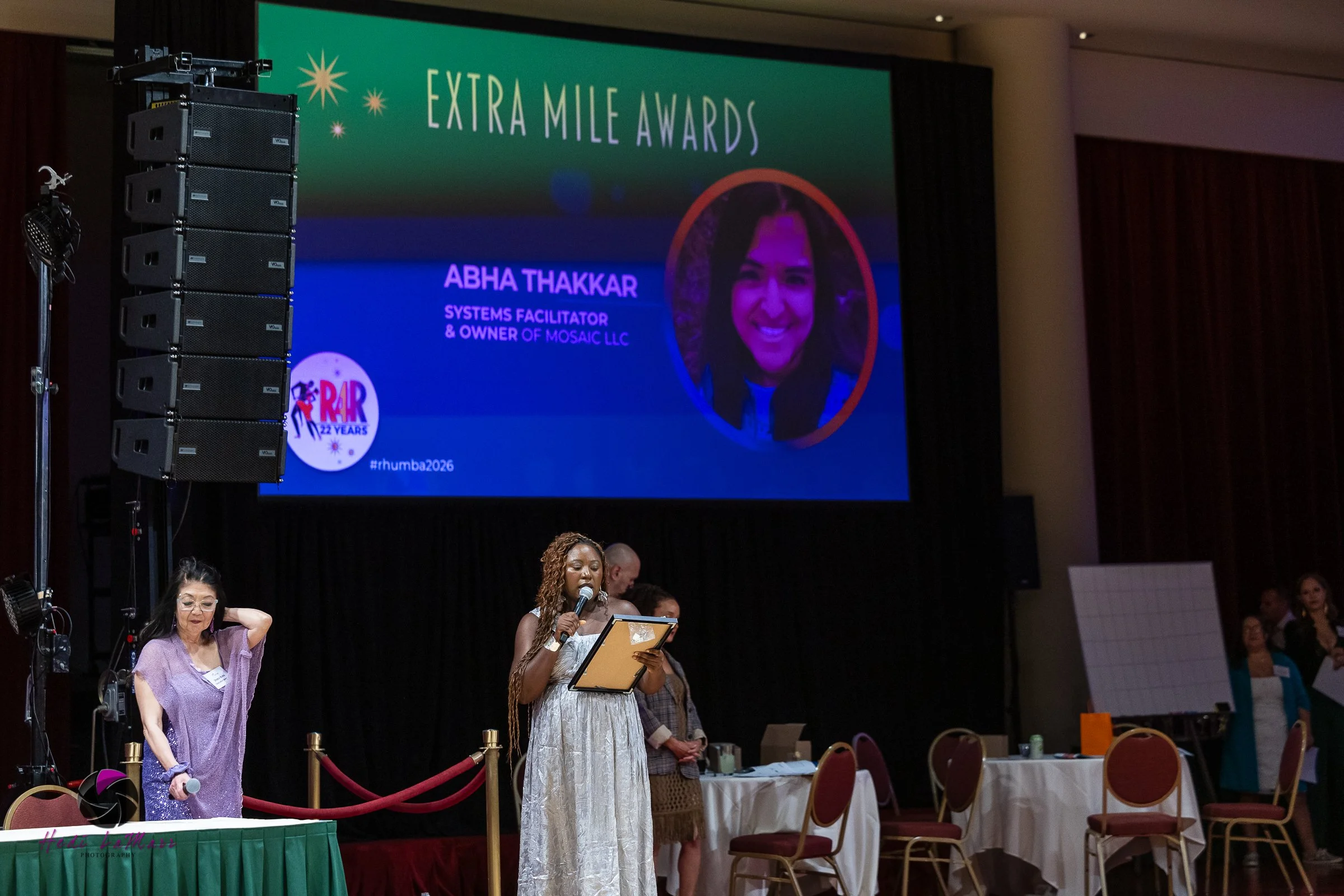 Dr. Linda Vakunta, Deputy Mayor presenting Abha Thakkar with a 2026 Extra Mile Award
