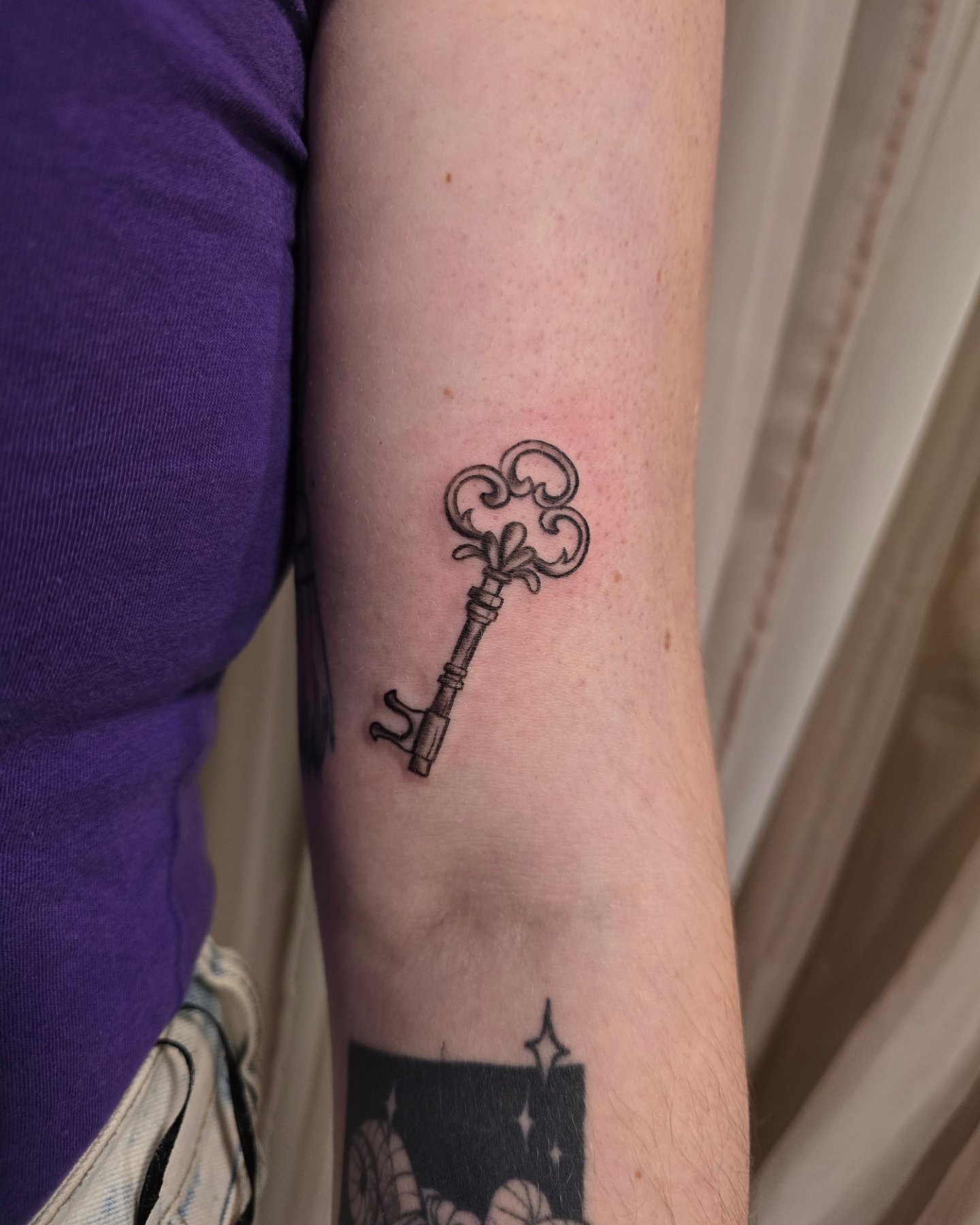 A magical key 🗝 to a secret fairy garden somewhere. 

Thanks for claiming this flash ♡

#tattooflash #blackandgreytattoo #blackandgrey #tattooideas #hamiltontattoo #hamiltonartist #hamont #gothtattoo #gothicart