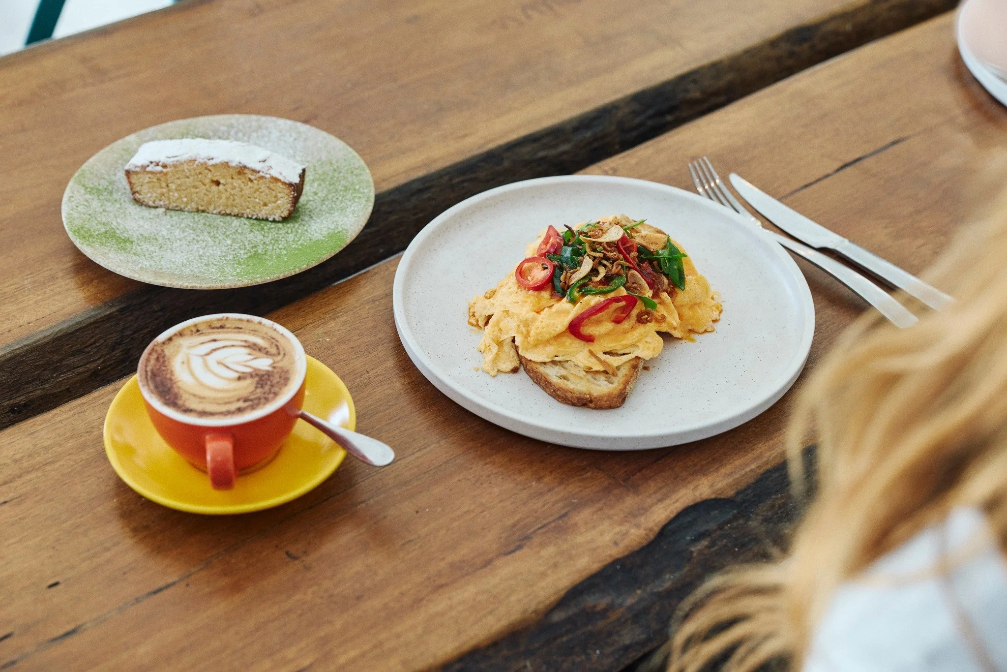 Chilli scramble, almond tea cake &amp; your fave Carlisle Street coffee &ndash; if that&rsquo;s not a balanced summer brunch, we don&rsquo;t know what is. 💛

📸: Michael Pham.