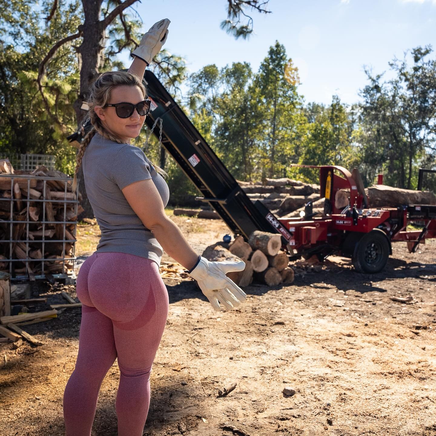 Head over to YouTube to learn how you can make $400 an hour splitting firewood with this incredible 14-24 firewood processor from @usabruteforce @zoe_anne_ @larsonfamilyfarm #firewood #firewoodprocessor #firewoodsplitter #bruteforce #logsplitter #lum