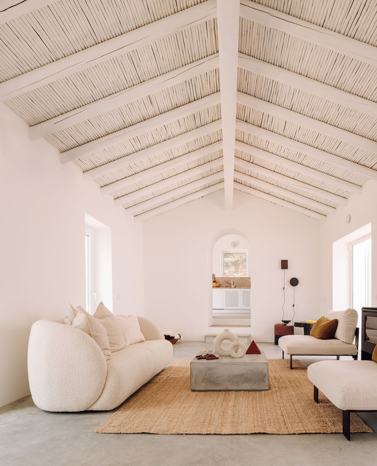 Keep looking UP| Ahoy Sexy Ceiling⁠
⁠
I have a thing for textured ceilings.⁠
⁠
Not gonna lie...At times, I can be partial to the old 70's popcorn ceilings (in the right setting, of course 😉 ).⁠
⁠
&hearts;️ Exposed gabled roof reveals. ⁠
⁠
Design: @a