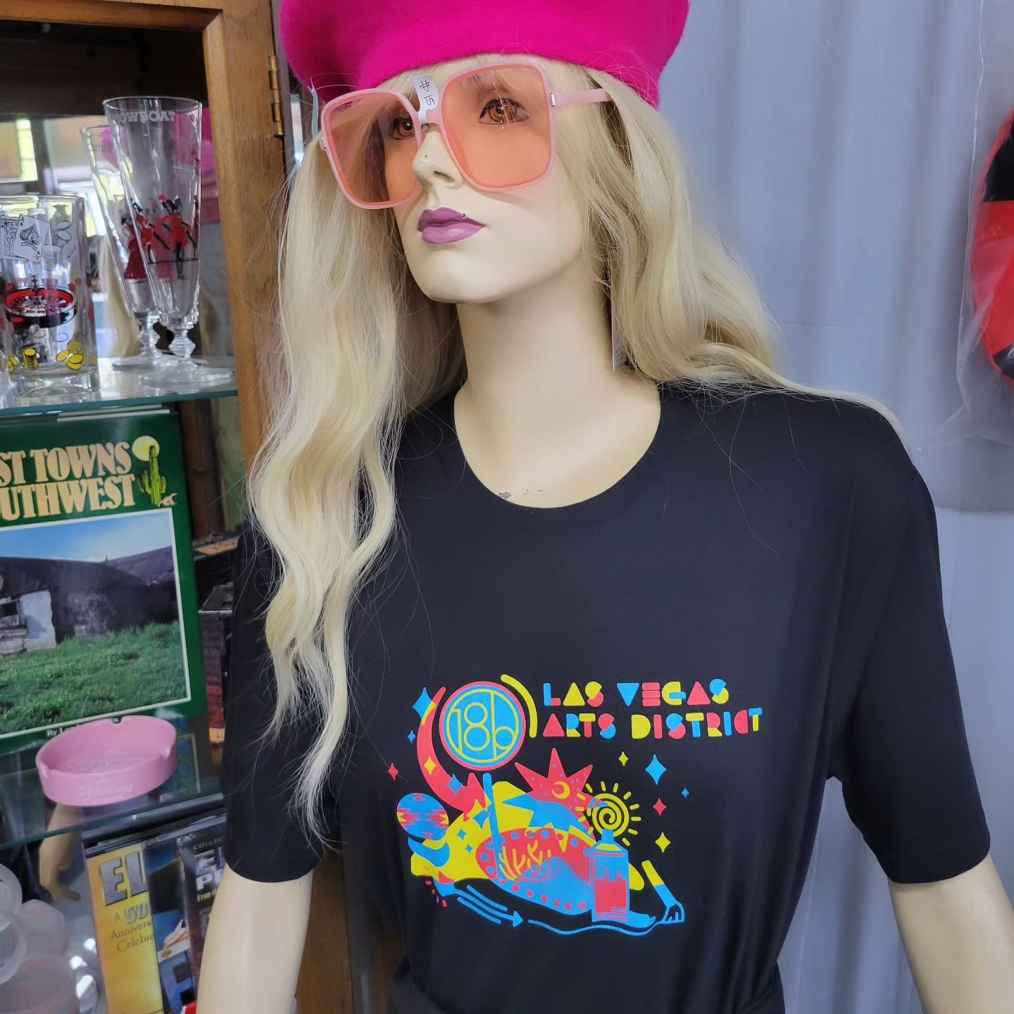 ✨️This shirt is available in our shop✨️
Represent the Art District with this original shirt design. Main Street Peddlers is open 7 days a week!
#18b #DTLV #lasvegasartdistrict #lasvegasnevada #originalart #mainstreetpeddlers #mainstreet #downtownlv #