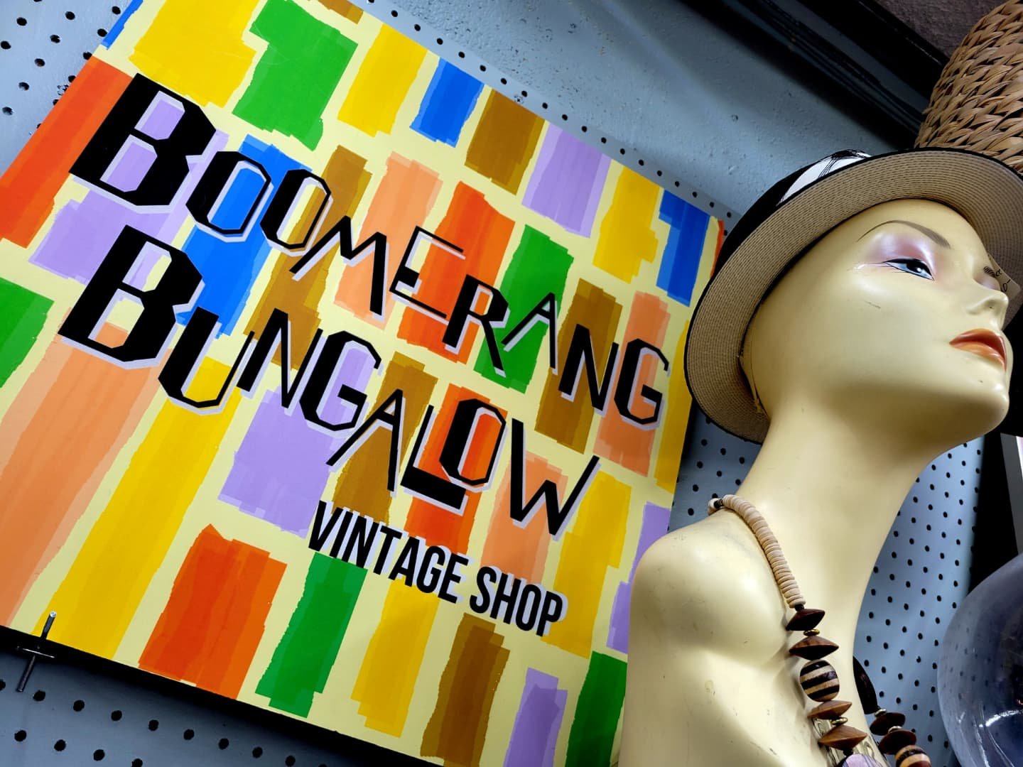 ✨️Check out our vendor @boomerang_bungalow located inside Main Street Peddlers Antique Mall✨️
#mainstreetpeddlers 
#antiquemall
#vintage 
#dtlv