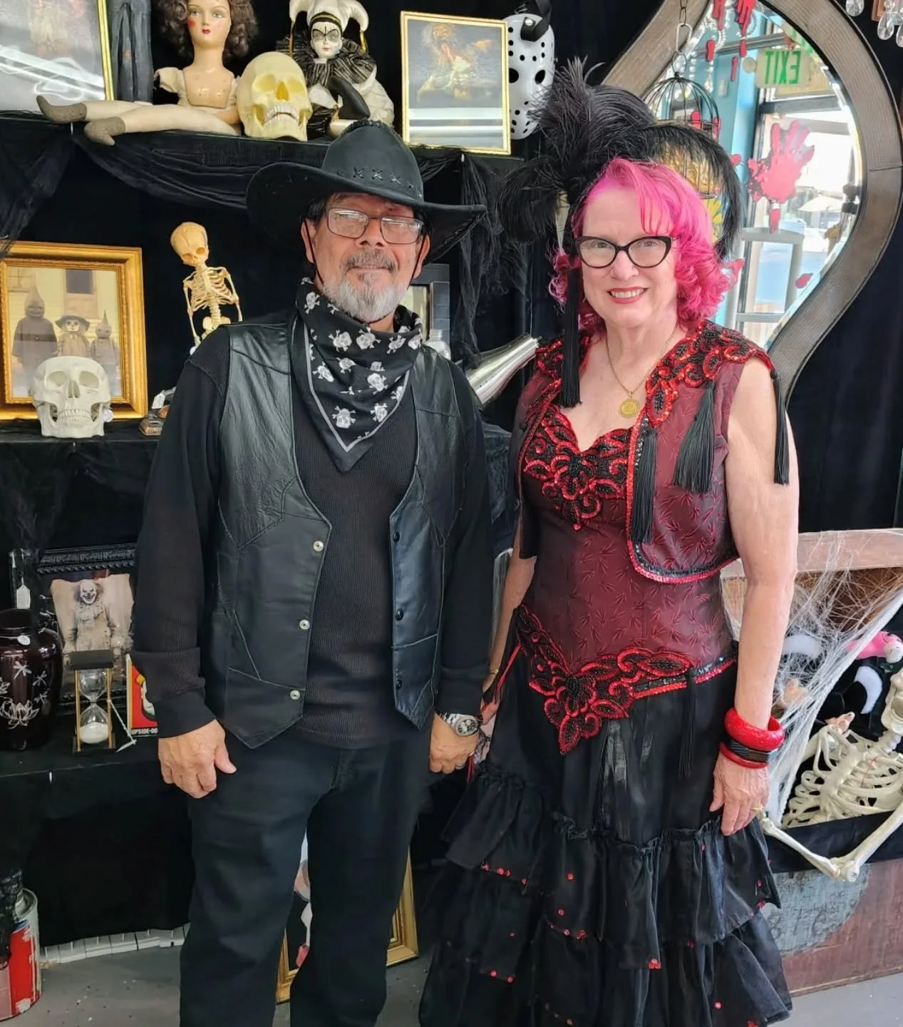 #outlaws and #saloongirls #vintageshopping in the #artsdistrictlv #wildwildwest #lasvegas #lasvegasantiques #cosplay #nothingtodoinvegas #dressup #williamscostume