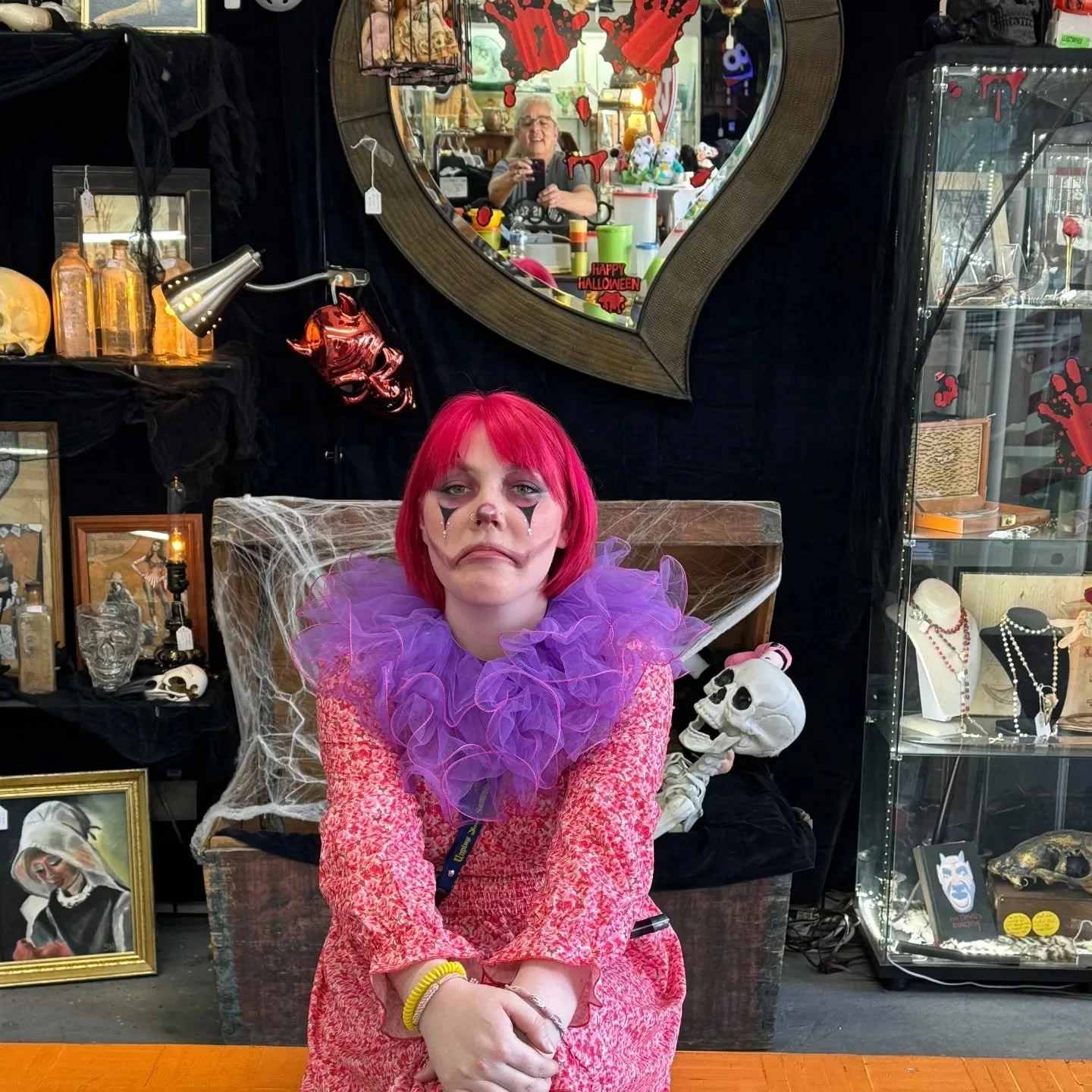 Don't be a #sadclown #shoppingtherapy is available 7 days a week in the #artsdistrictlv @terbearco #lasvegasshopping #bringintheclowns  #payasita