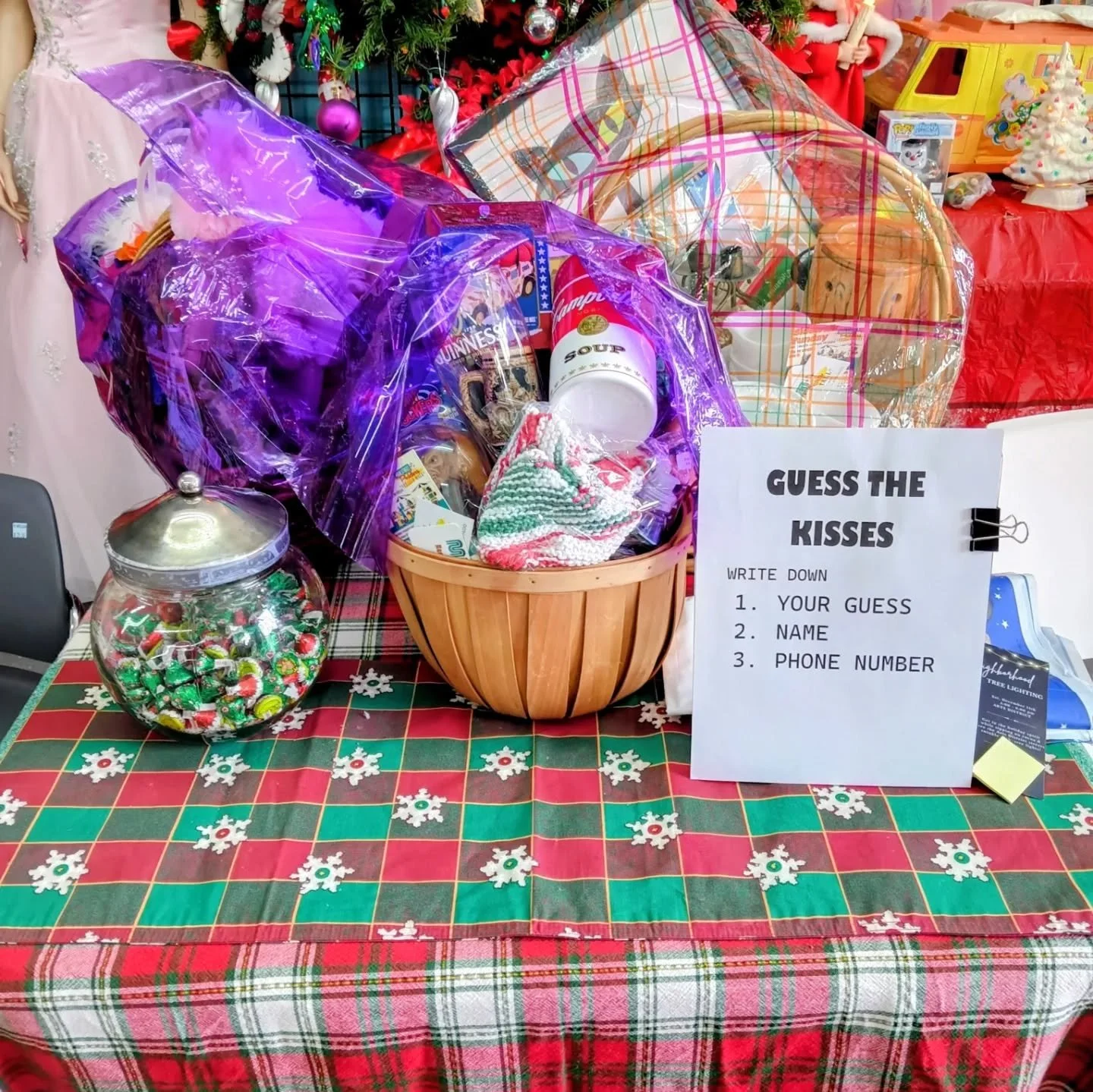 #santasaturday Join us December 13th for fun and games in the #artsdistrictlv #freegiftwithpurchase #treasurehunt #santaselves