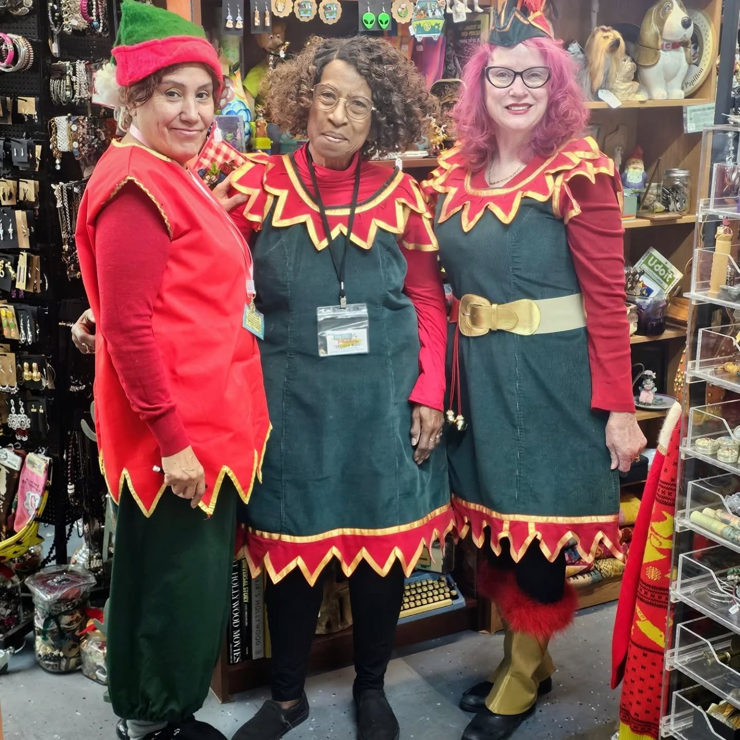 The elves are getting ready for #santasaturday #lasvegasshopping  come join us Saturday 13th for fun and games in #artsdistrictlv #freegiftwithpurchase #dtlv