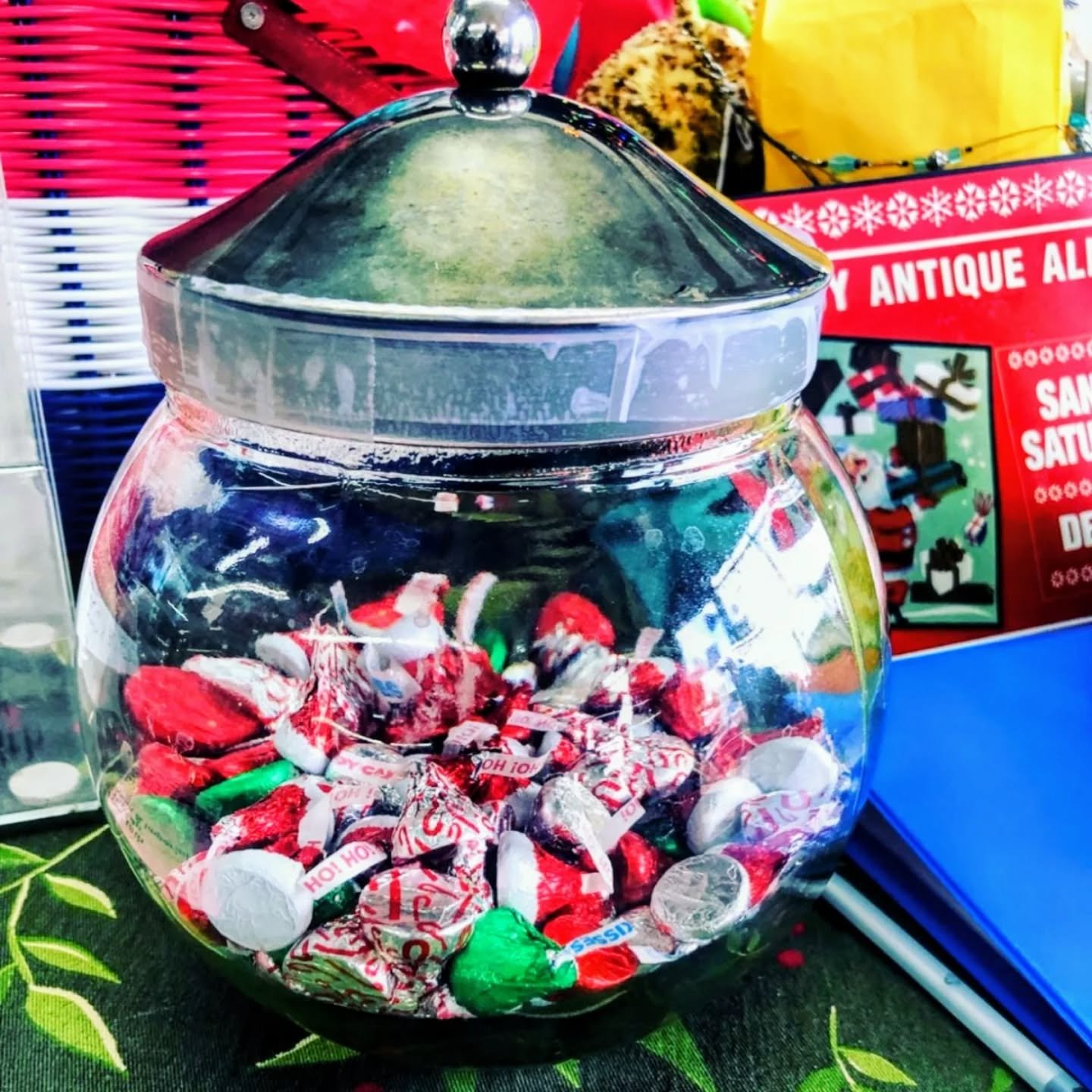 This Santa Saturday guess the kisses and win a huge gift basket at @lvpeddlers #artsdistrictlv #dtlv #lasvegasshopping #shoplocal also Santas elves are offering a free gift with purchase.