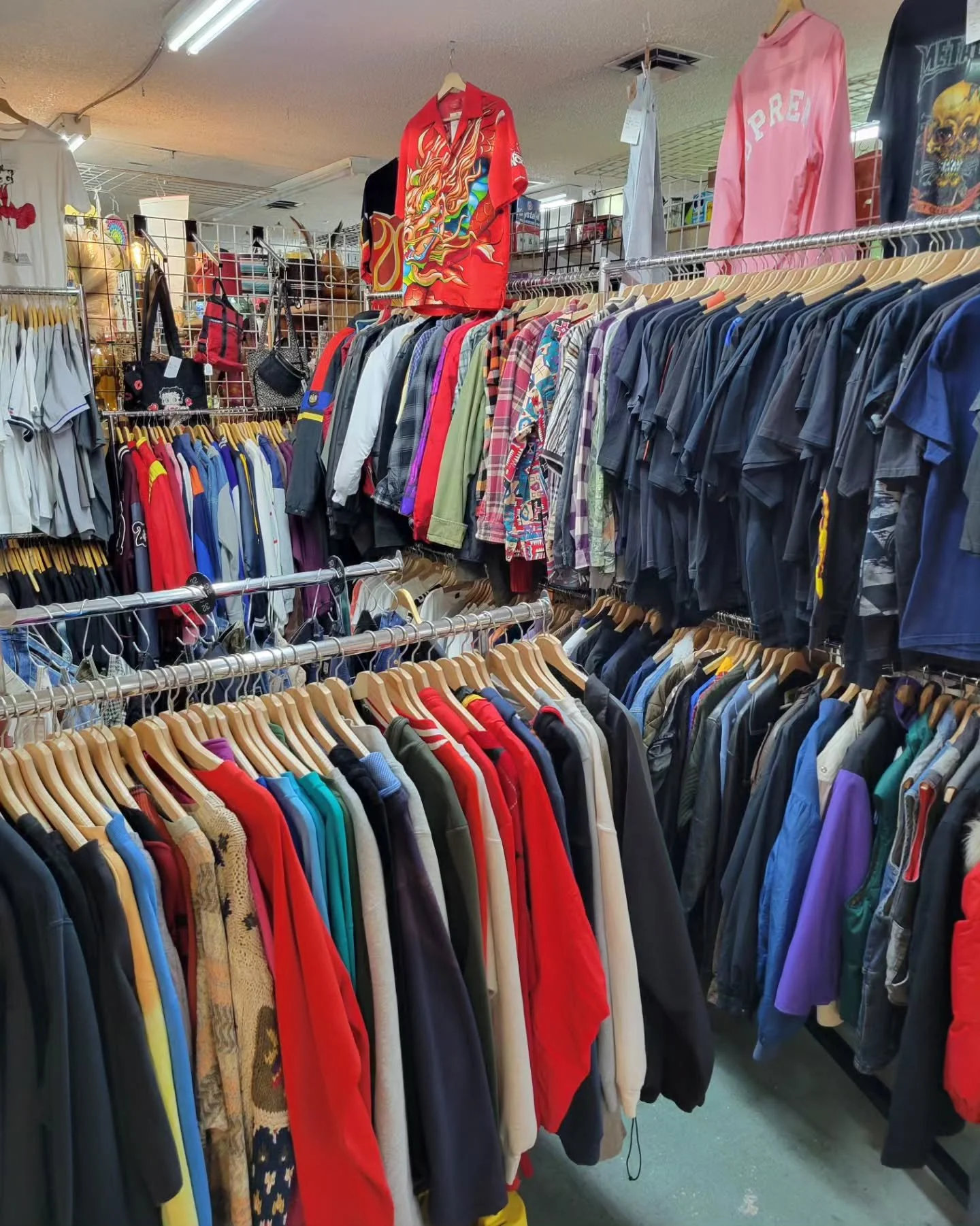 Clothes ✅️ Costumes ✅️ Sneakers ✅️ Accessories ✅️
We got it all at Main Street Peddlers Antique Mall!
#dtlv
#lasvegas
#vintageclothes
#shopsmall
#downtownlasvegas