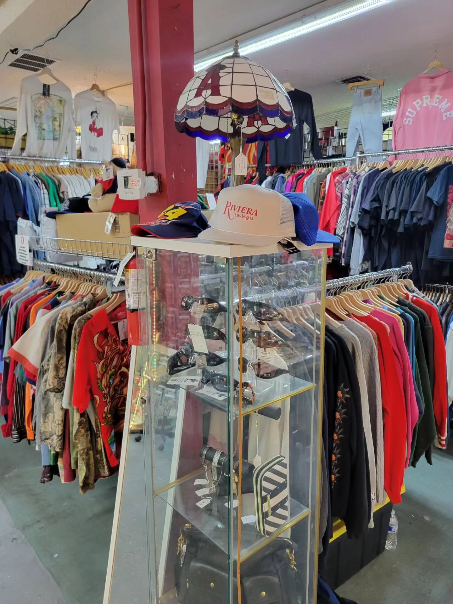 Get yourself to Main Street Peddlers! @zees_vintage has a huge selection of vintage clothes and accessories in Downtown Las Vegas!
#lasvegas
#dtlv
#downtownlasvegas 
#antiquemalllasvegas 
#vintageclotheslasvegas